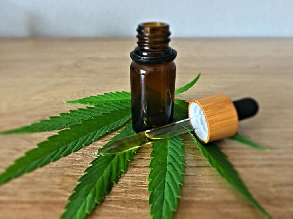 CBD Öl enthält Cannabinoide der Hanfpflanze. Wie bei anderen, pflanzlichen Ölen werden bestimmte Stoffe aus der Pflanze extrahiert, die dann in der Kosmetik oder als Lebensmittel verwendet werden.
