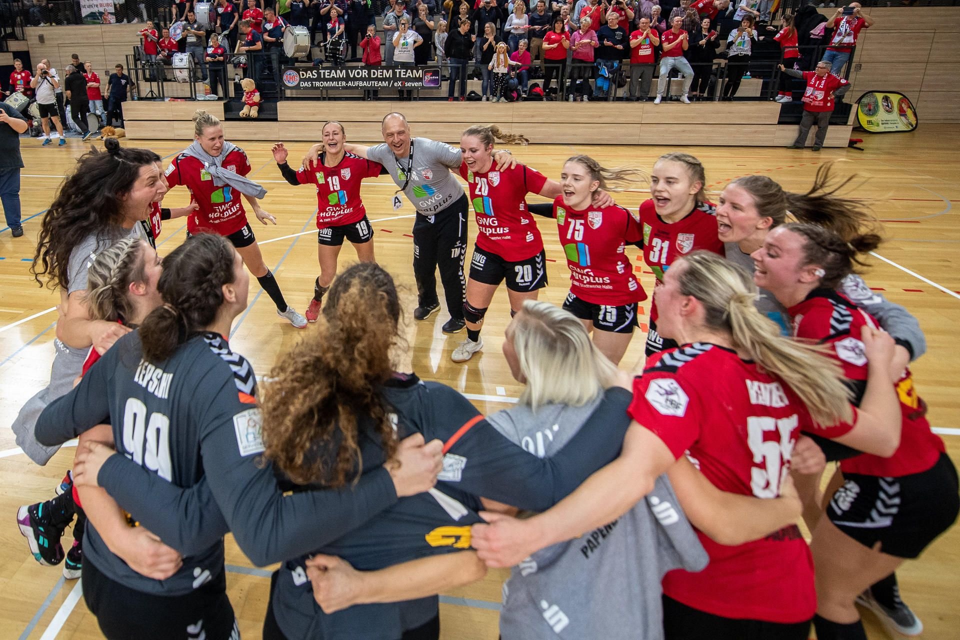 Die Handballerinnen des SV Union Halle-Neustadt feiern den Derby-Sieg gegen Leipzig und die Tabellenführung in der 2. Bundesliga.
