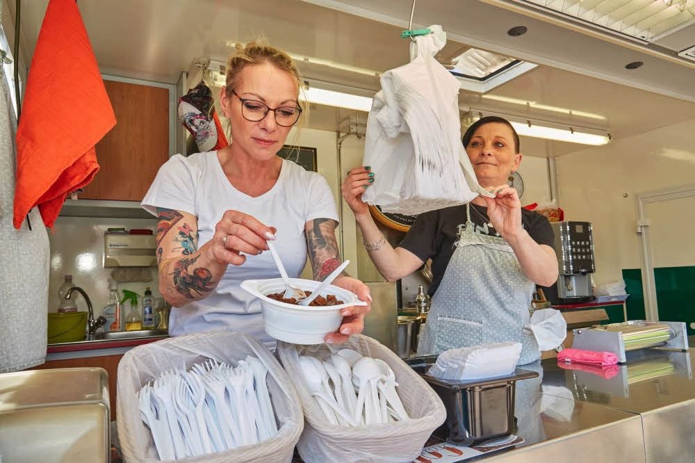 Michaela Winterfeld (links) und Angela Doll finden Plastik nicht nur praktisch, sondern auch hygienisch.