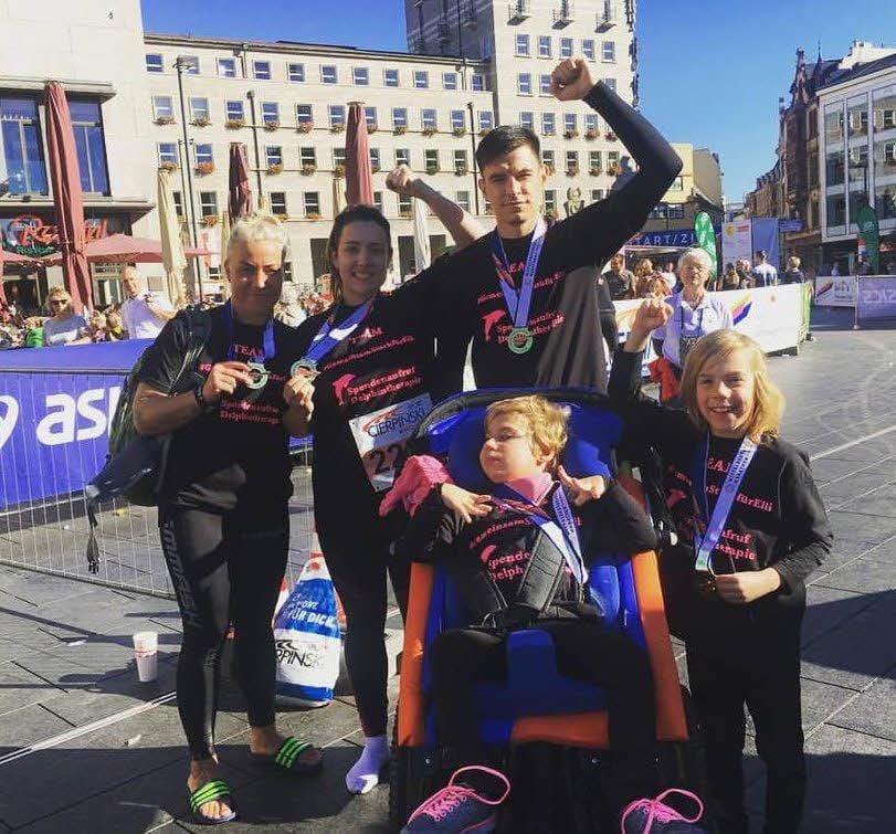 Daniela Mückenheim (2. v. l.) schob ihre kleine Schwester Elena, die im Rollstuhl sitzt, beim Mitteldeutschen Marathon über 21 Kilometer.