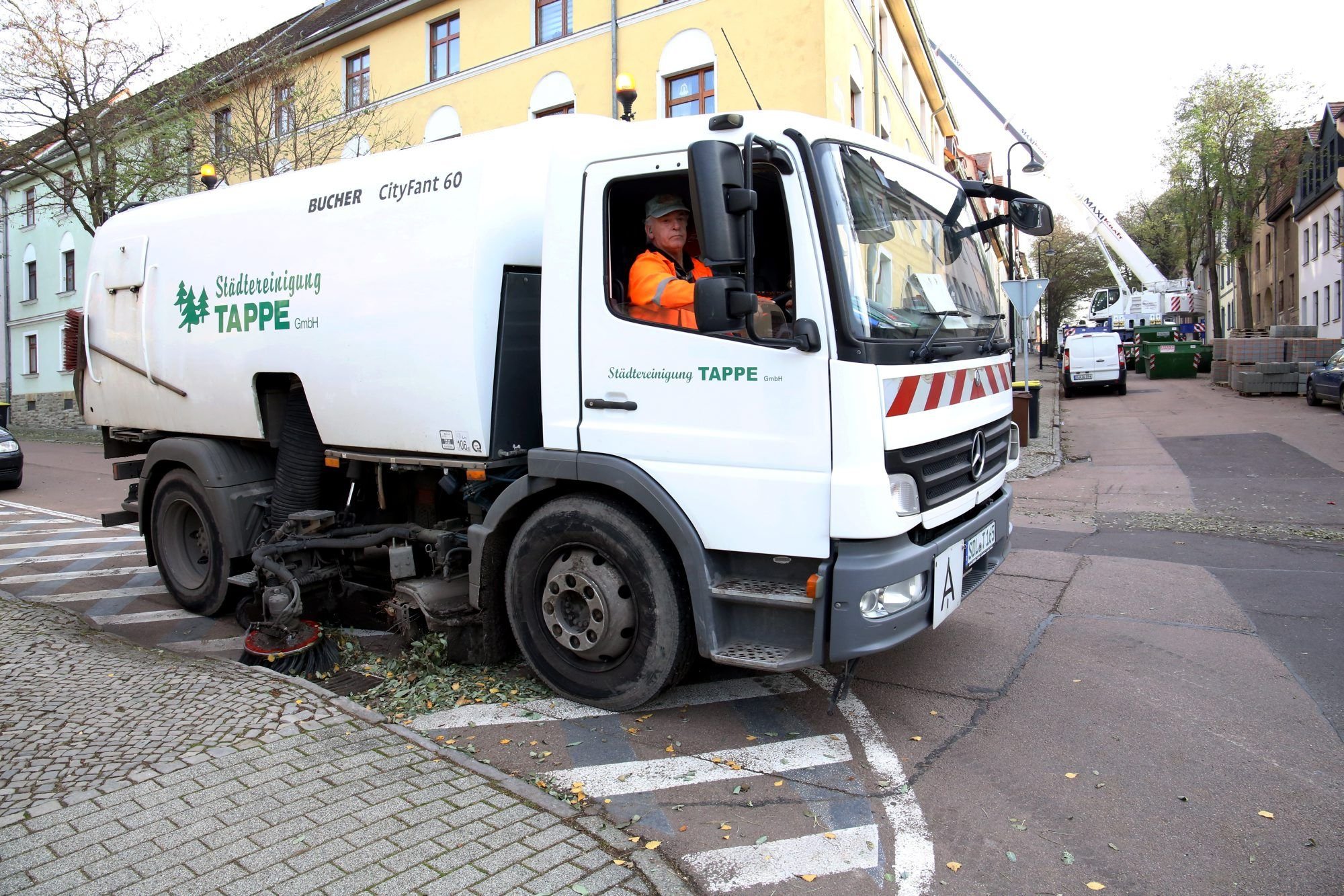 Eine Straßenkehrmaschine ist in Bernburg unterwegs.