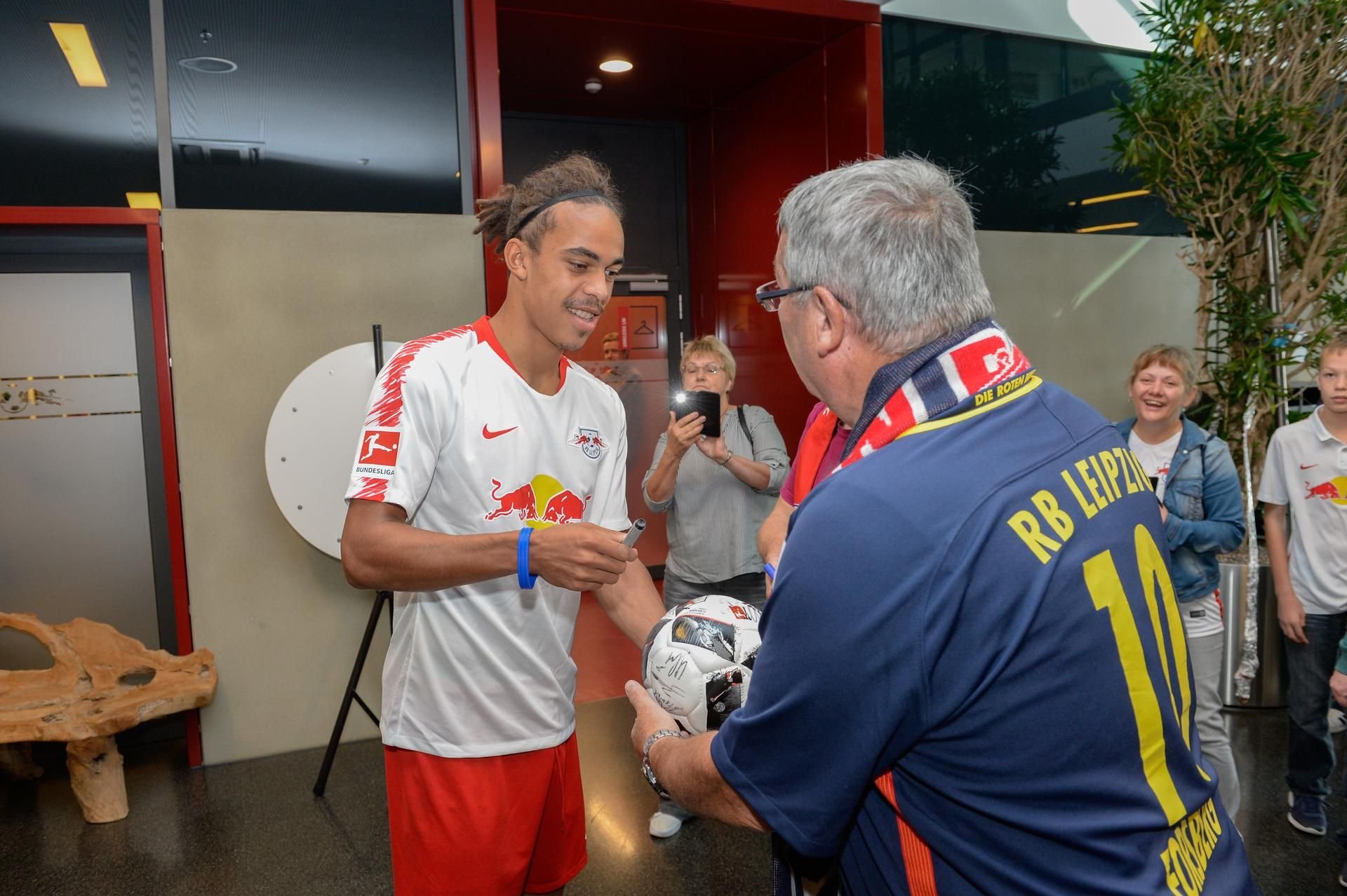 Yussuf Poulsen gibt fleißig Autogramme.