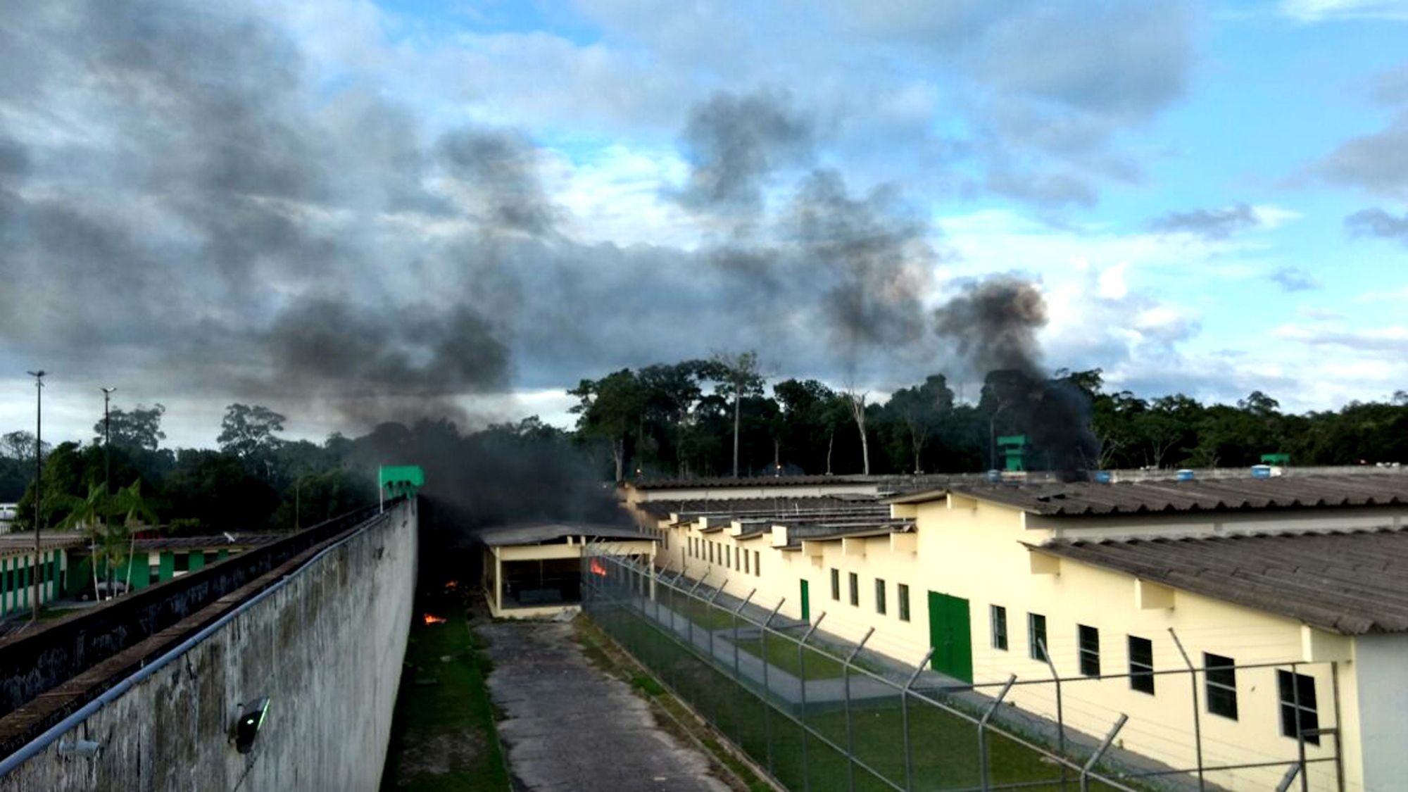 Rauch kommt aus dem Gefängnis Anísio Jobím in Manaus, Brasilien, am 02.01.2017.