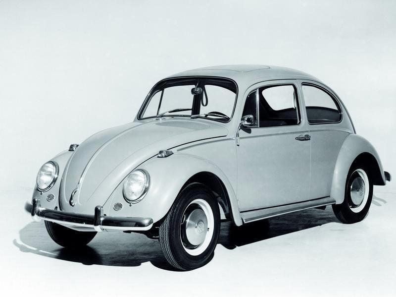 Über die gesamte Bauzeit von 1938 bis 2003 blieb der VW Käfer unverkennbar ein Käfer. 21,5 Millionen Stück wurden gebaut.