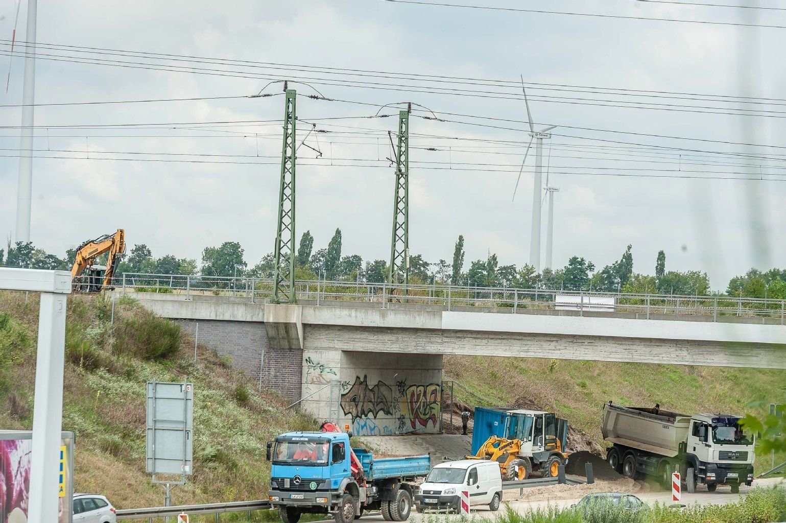 An der Eisenbahnbrücke über die Autobahn 9 bei Coswig hat die Bahn AG mit dem Wiederaufbau der Böschung begonnen. Auch das Gleisbett muss unterfüttert werden, nachdem es bei heftigen Regenfällen zweimal innerhalb einer Woche unterspült wurde.