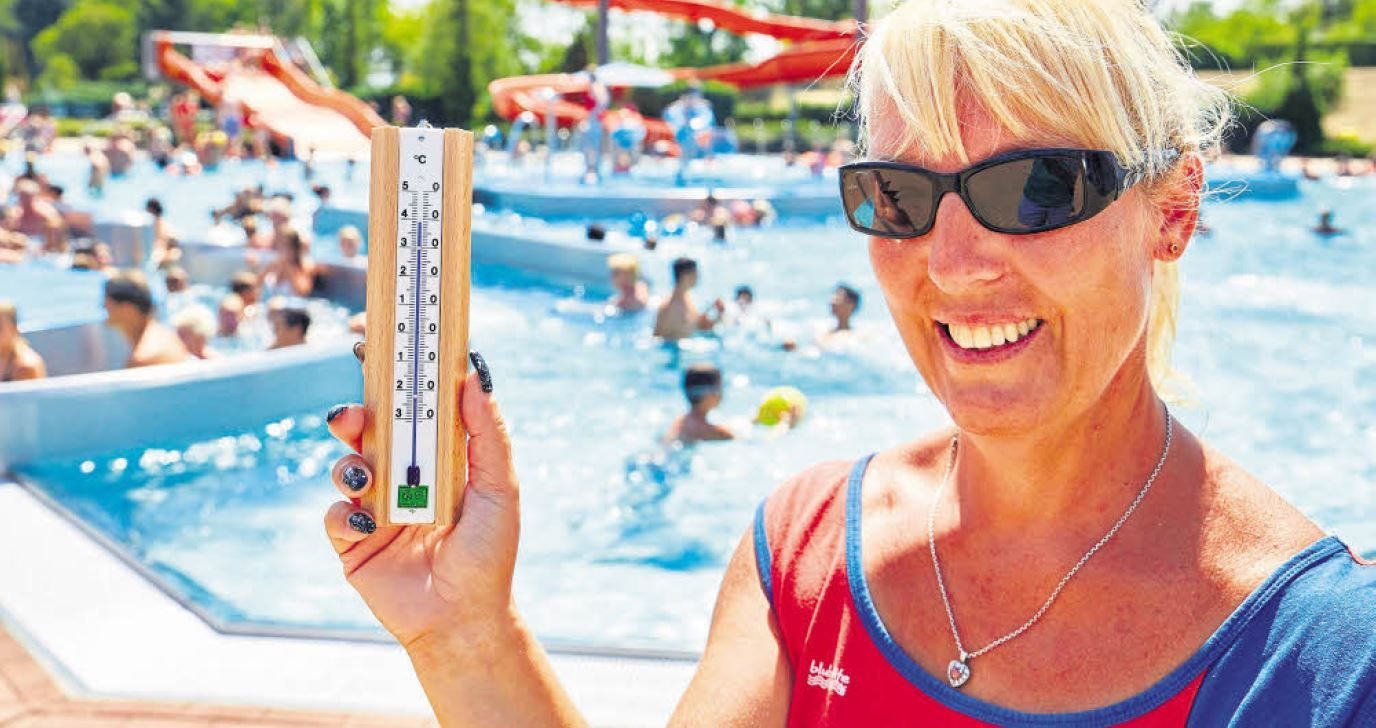Auf zum Rekord: „Saaleperle“-Schwimmmeisterin Anne Burghardt (47) erlebte, wie Bernburg die heißeste Stadt Deutschlands wurde.