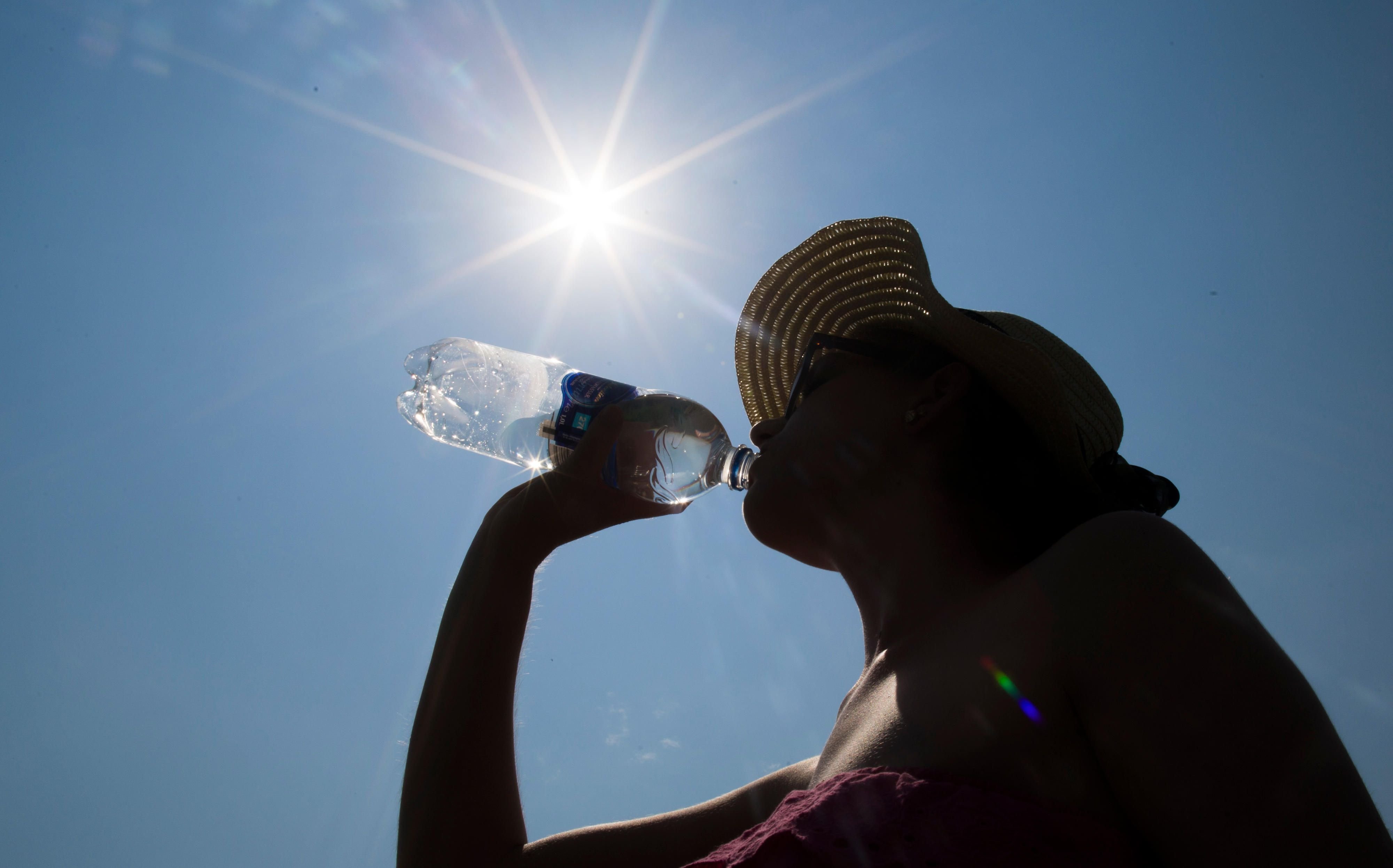 Um keinen Sonnenstich zu bekommen, sollte man die Mittagshitze meiden, viel trinken und immer eine Kopfbedeckung tragen.