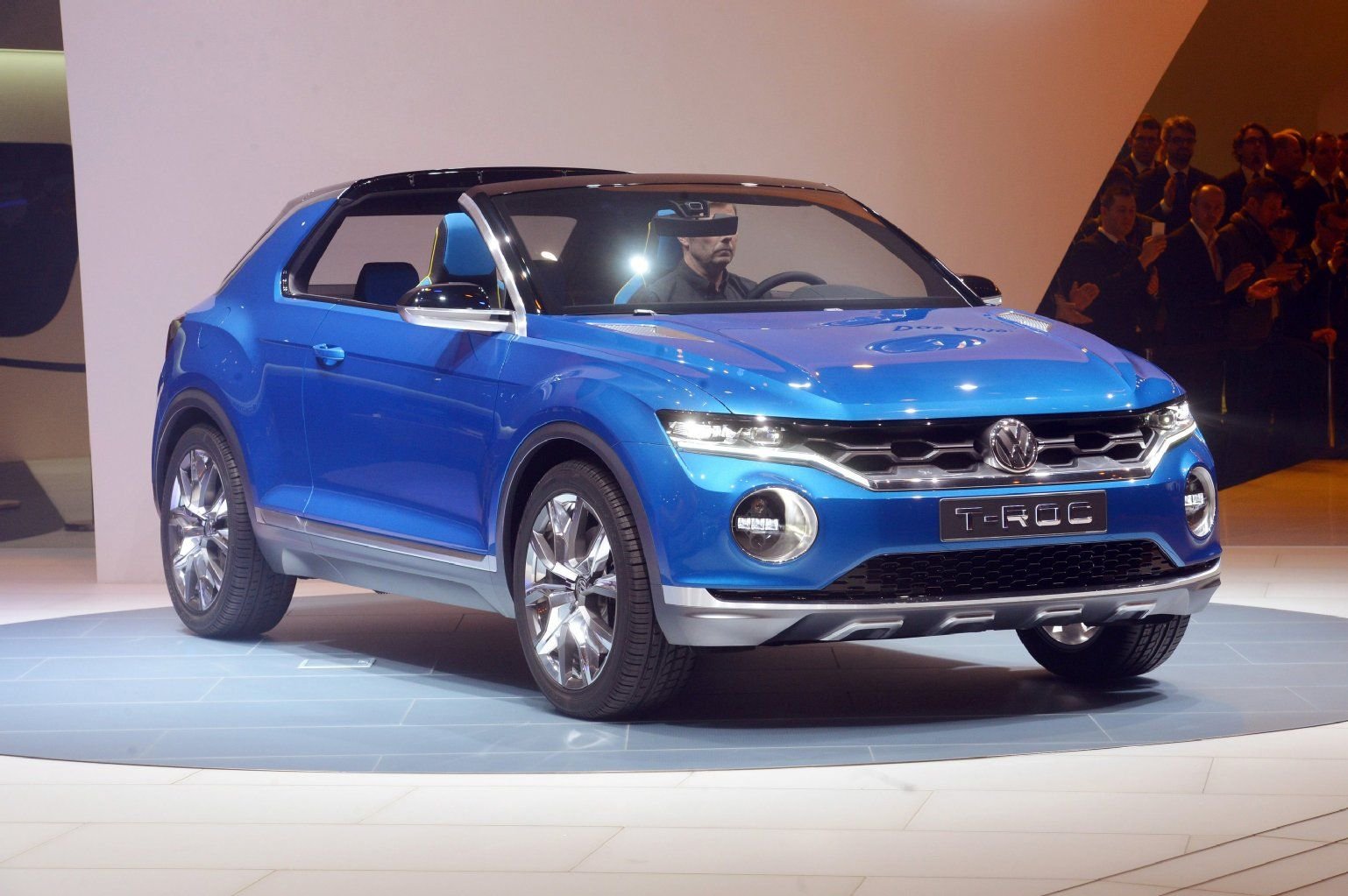 Mit der Studie T-Roc zeigt VW einen seriennahen Entwurf eines Mini SUVs im Format des Polo.