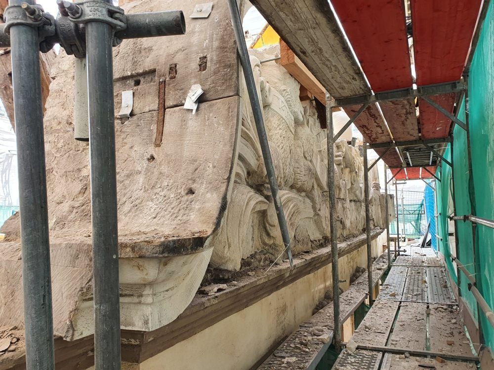 Der Ziergiebel am ehemaligen Regierungsgebäude am Markt in Bernburg musste Stück für Stück mit Muskelkraft abgebaut werden. Eine Erschütterung hätte ihn zu Fall bringen können.