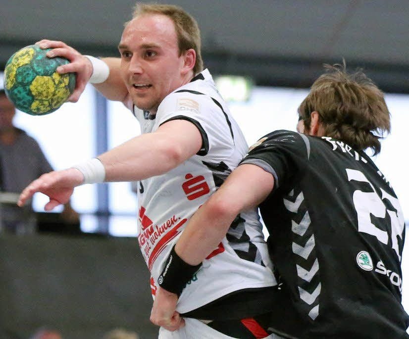 Frank Seifert, hier in einer Drittliga-Partie der vergangenen Saison, kehrte am Samstagabend überraschend zum HC Aschersleben zurück.