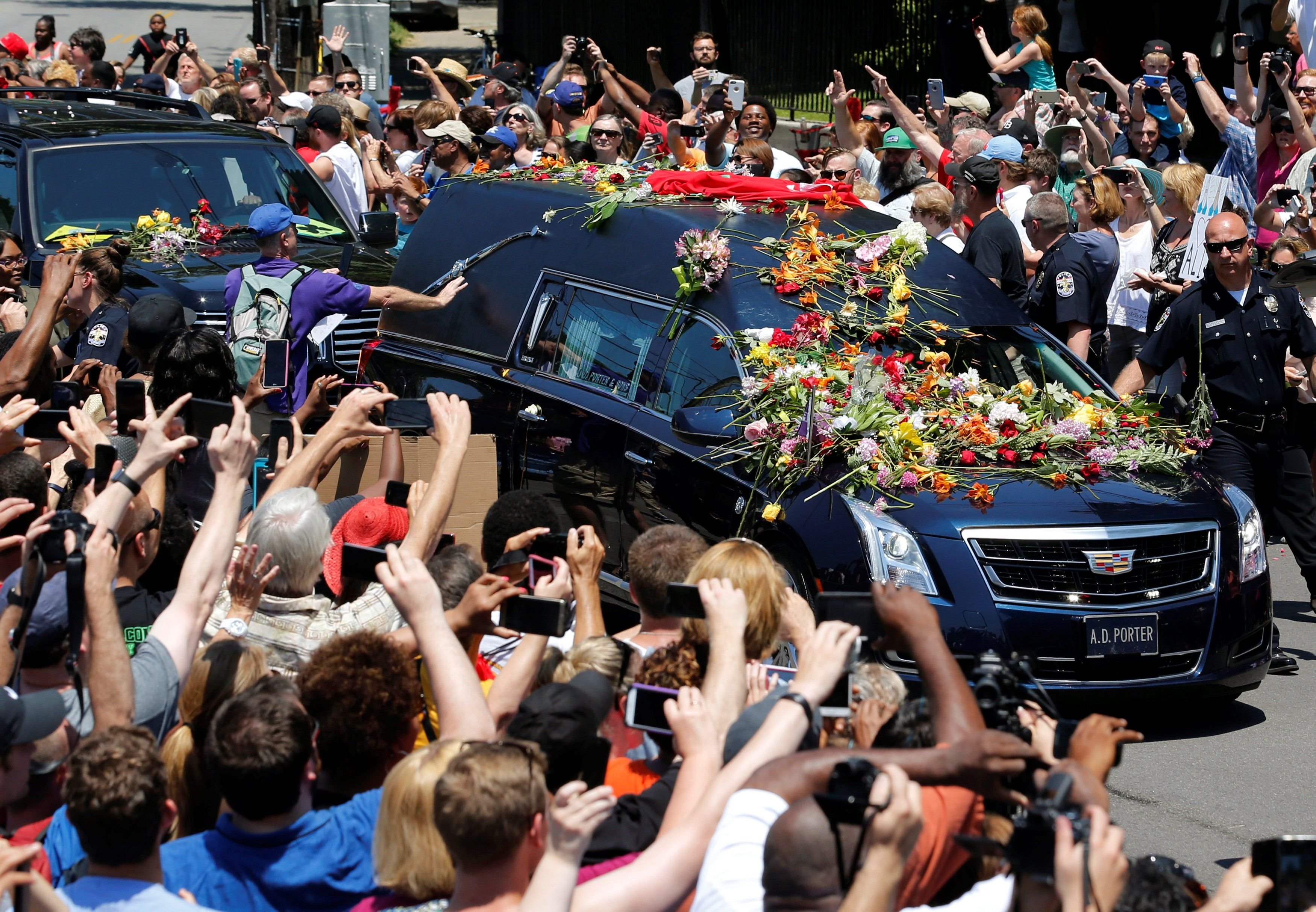 Der Leichenwagen auf seinem Weg über den Friedhof von Louisville.