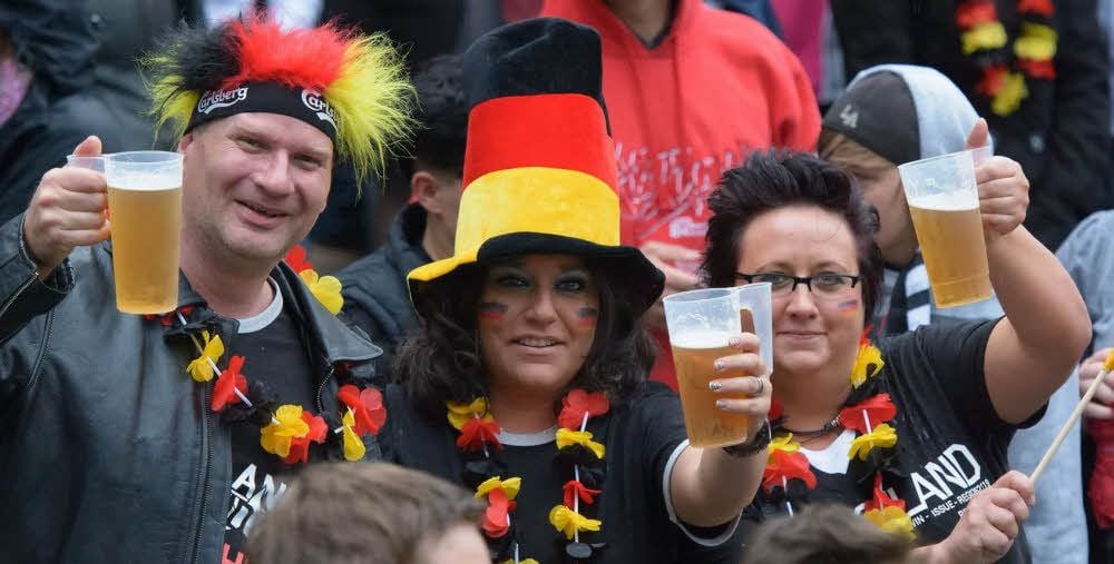 Feuchtfröhlich: Public Viewing auf dem Marktplatz in Wernigerode vor vier Jahren.