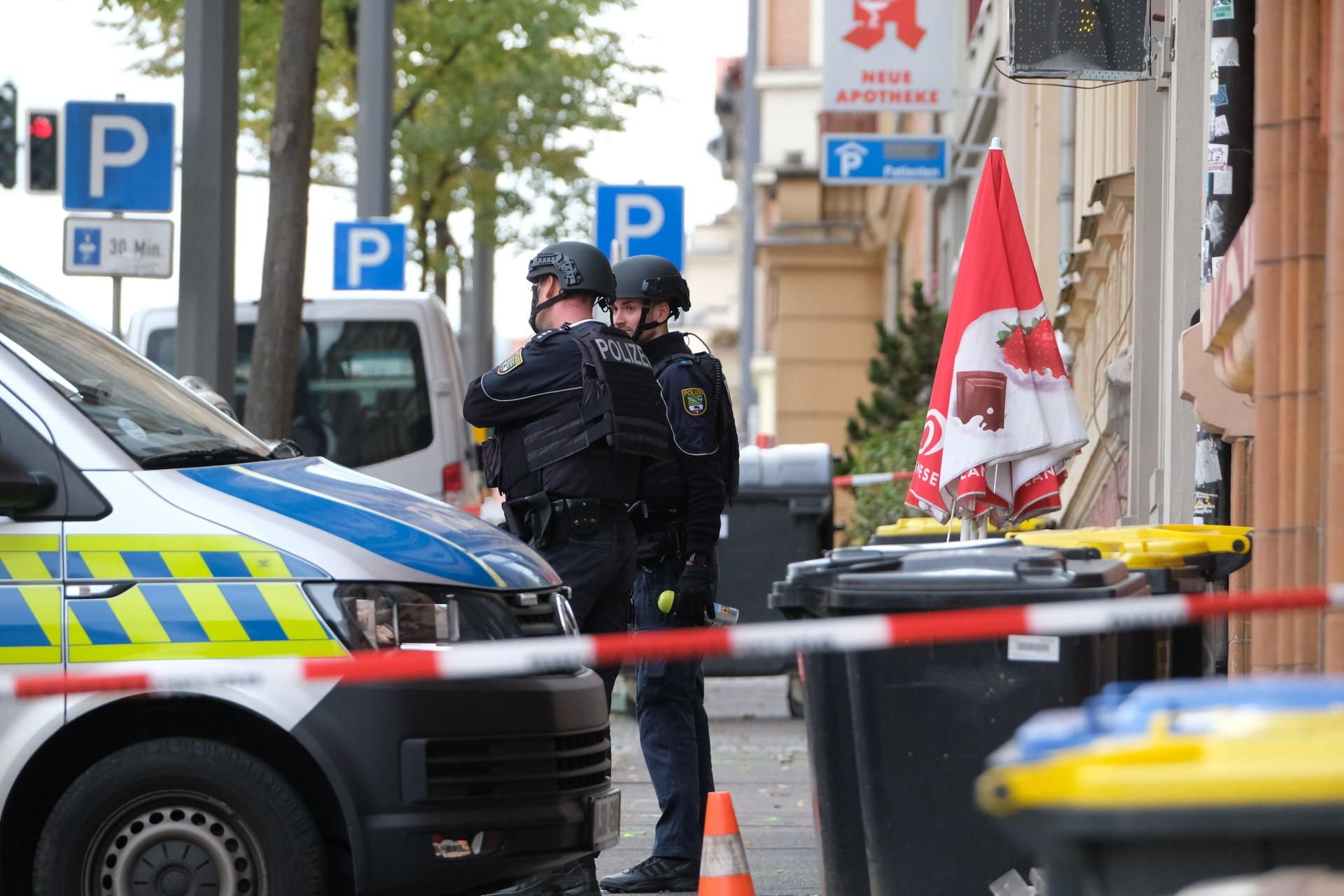 Zwei Menschen starben bei dem Anschlag in Halle. Probleme mit den Waffen verhinderten offenbar noch mehr Tote.