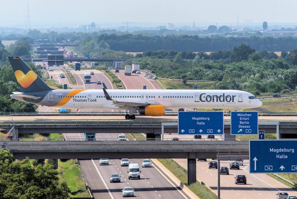 Eine Boeing 757 überquert am Flughafen Leipzig/Halle die A 14.