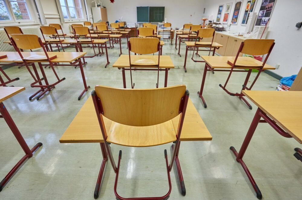 So manche Stühle am Gymnasium Carolinum bleiben vorerst leer. Für die 69 Zwölftklässler wurde häusliche Quarantäne angeordnet.