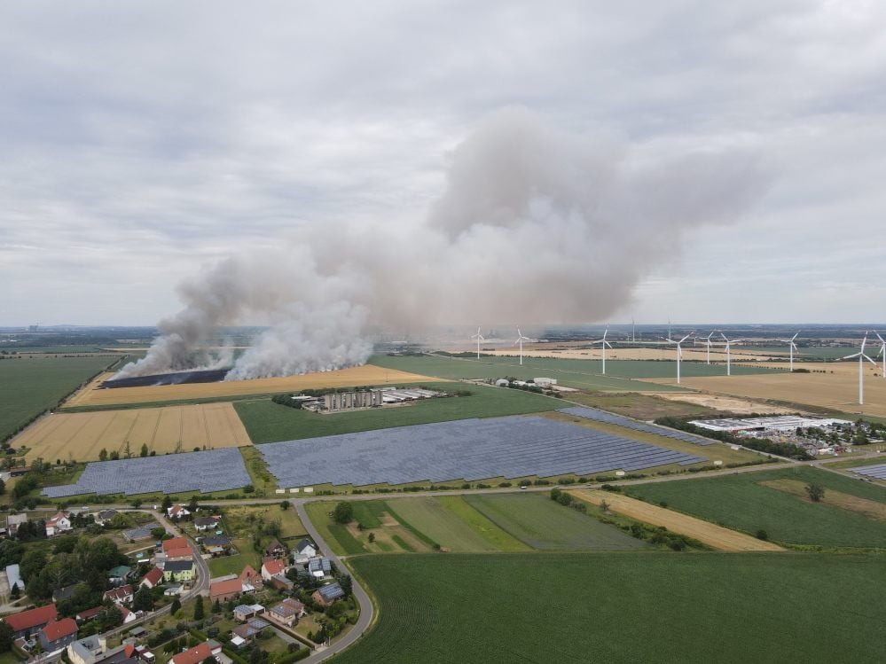 In der Nähe von Reichardtswerben an der B91 stand am Samstag ein Gerstenfeld in Flammen.