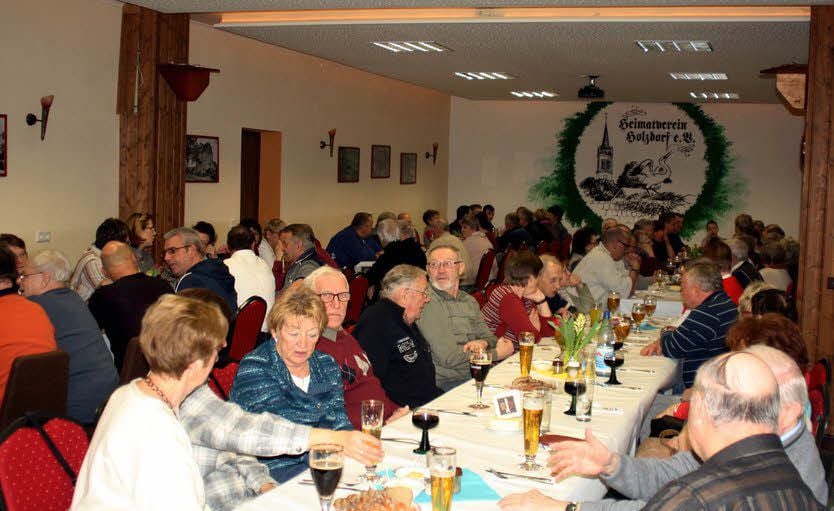 Kaum ist der große Raum des Holzdorfer Heimatvereins fürs Schlachtfest vorbereitet, ist er kurz darauf gut gefüllt.