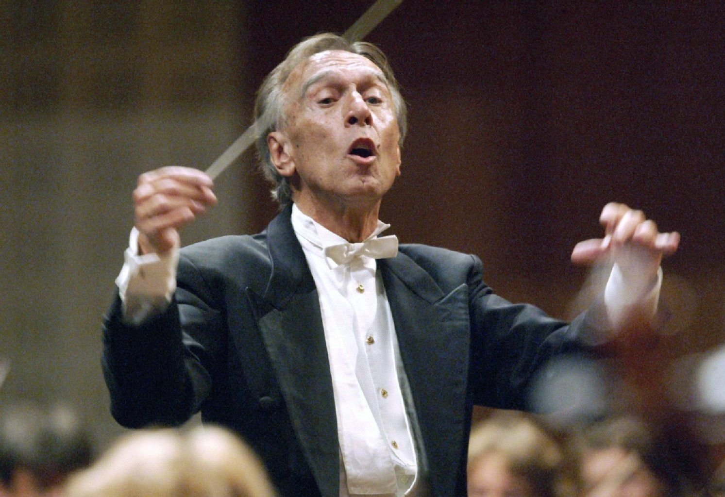 Der italienische Dirigent Claudio Abbado 2005 während einer Vorstellung