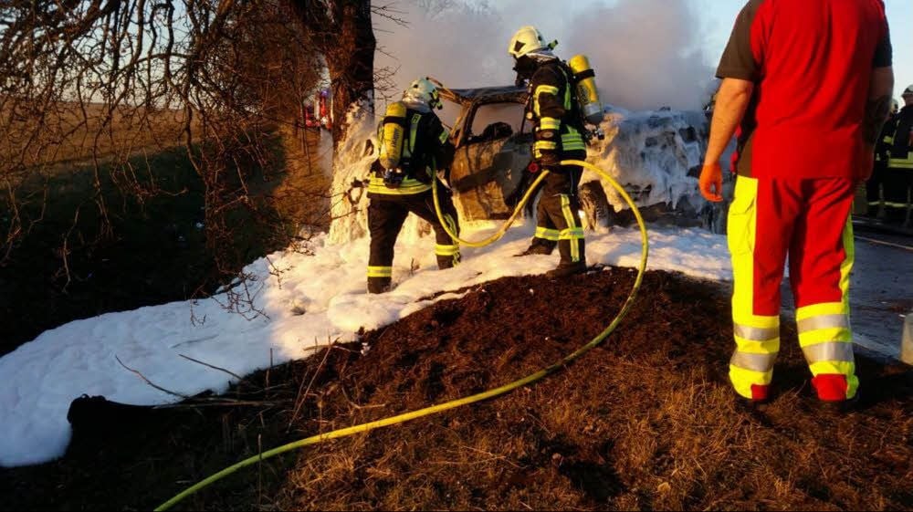 Mit Schaum haben die Feuerwehrleute das brennende Fahrzeug gelöscht, für drei Insassen des Pkw kam jedoch jede Hilfe zu spät.