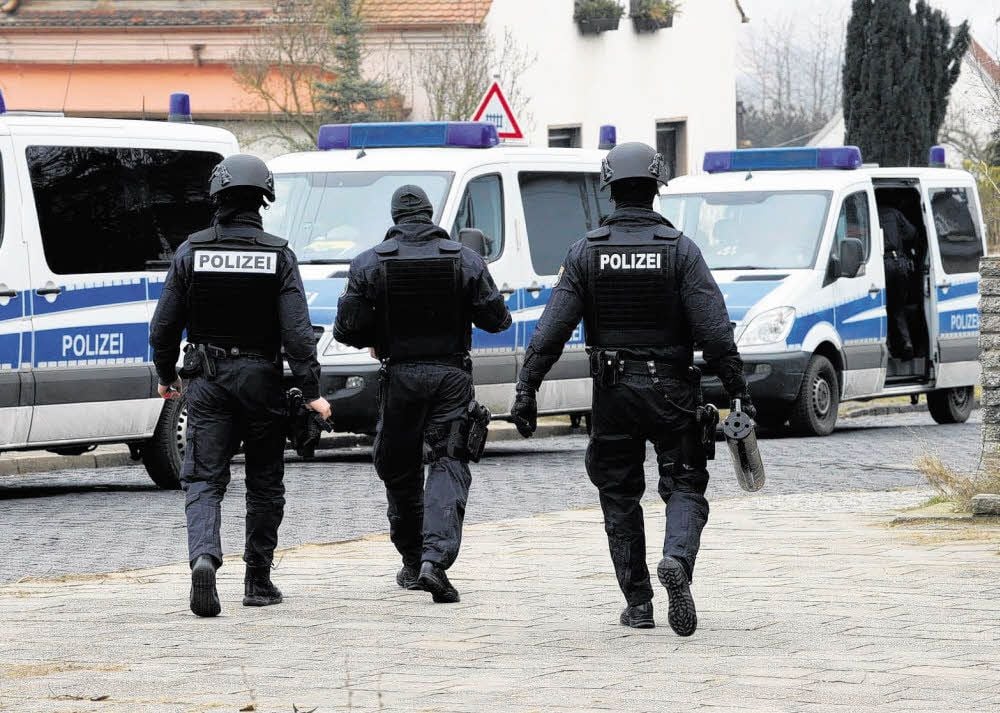 Polizisten während des Einsatzes in Eisleben.