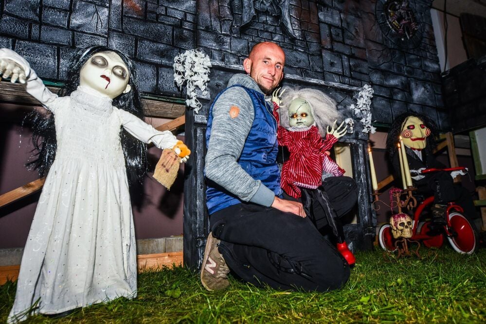 Ronny Sieland prüft nach dreiwöchigem Aufbau erstmals die Lichteffekte seines Horrorhauses in Merseburg-Meuschau.