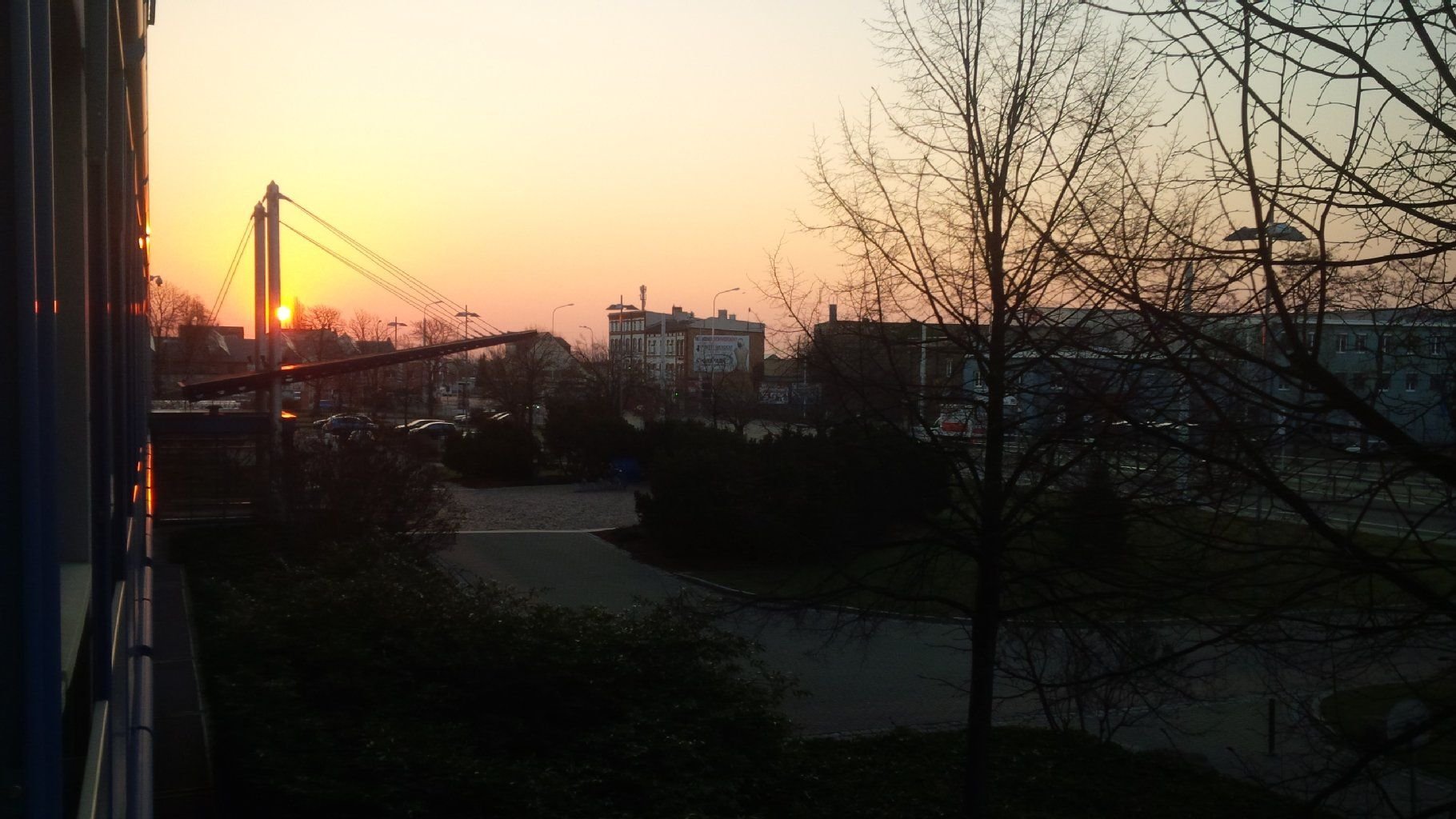 Der Blick aus unserer Redaktion. Die Sonne geht schon auf.