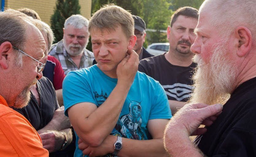 Uwe Tempelhof (rechts) diskutiert mit aufgebrachten Bürgern.