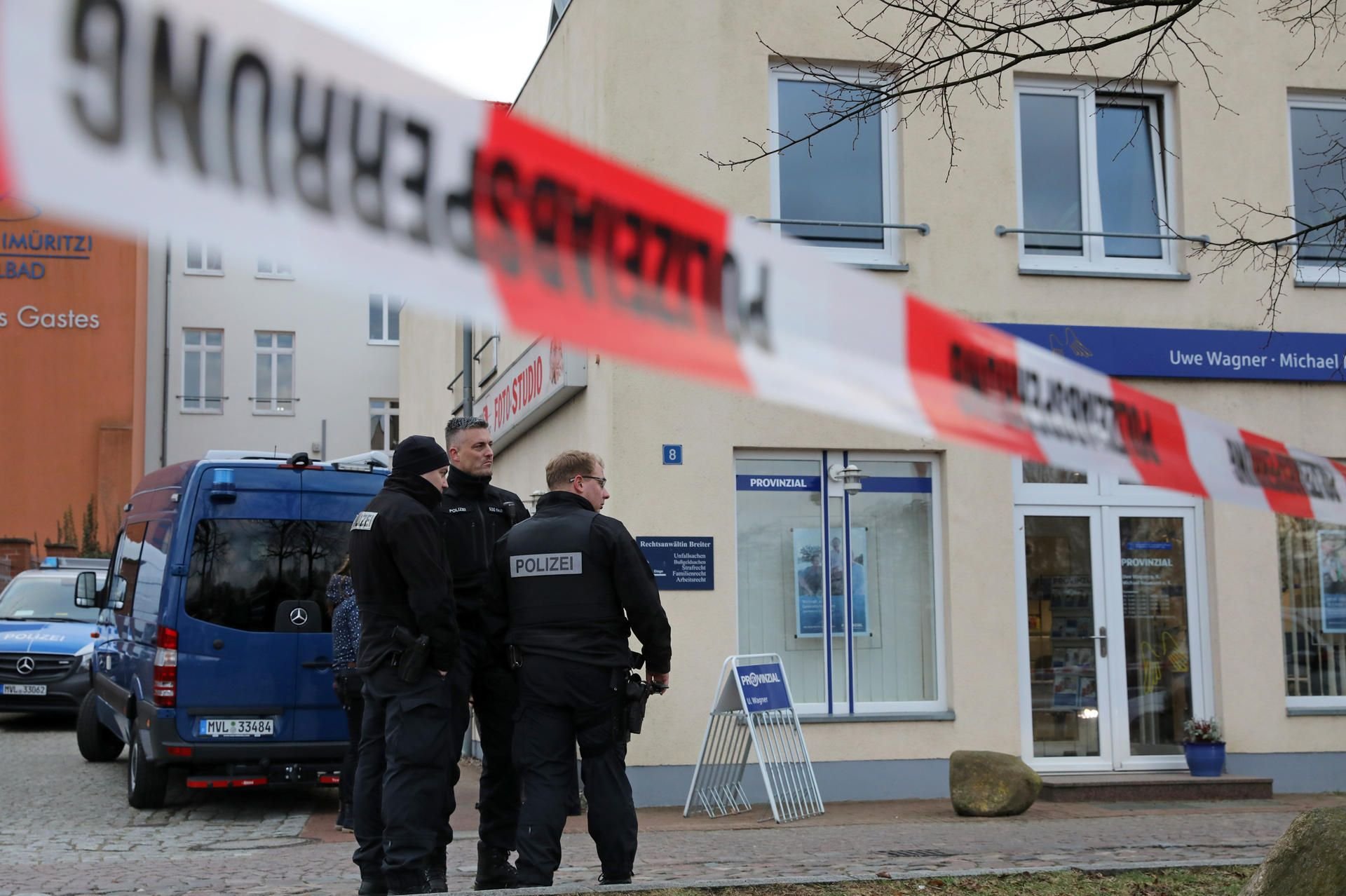 Waren (Müritz): Polizei steht vor dem Haus, in dem sich eine Anwaltskanzlei befindet, in der eine Frau erschossen wurde.