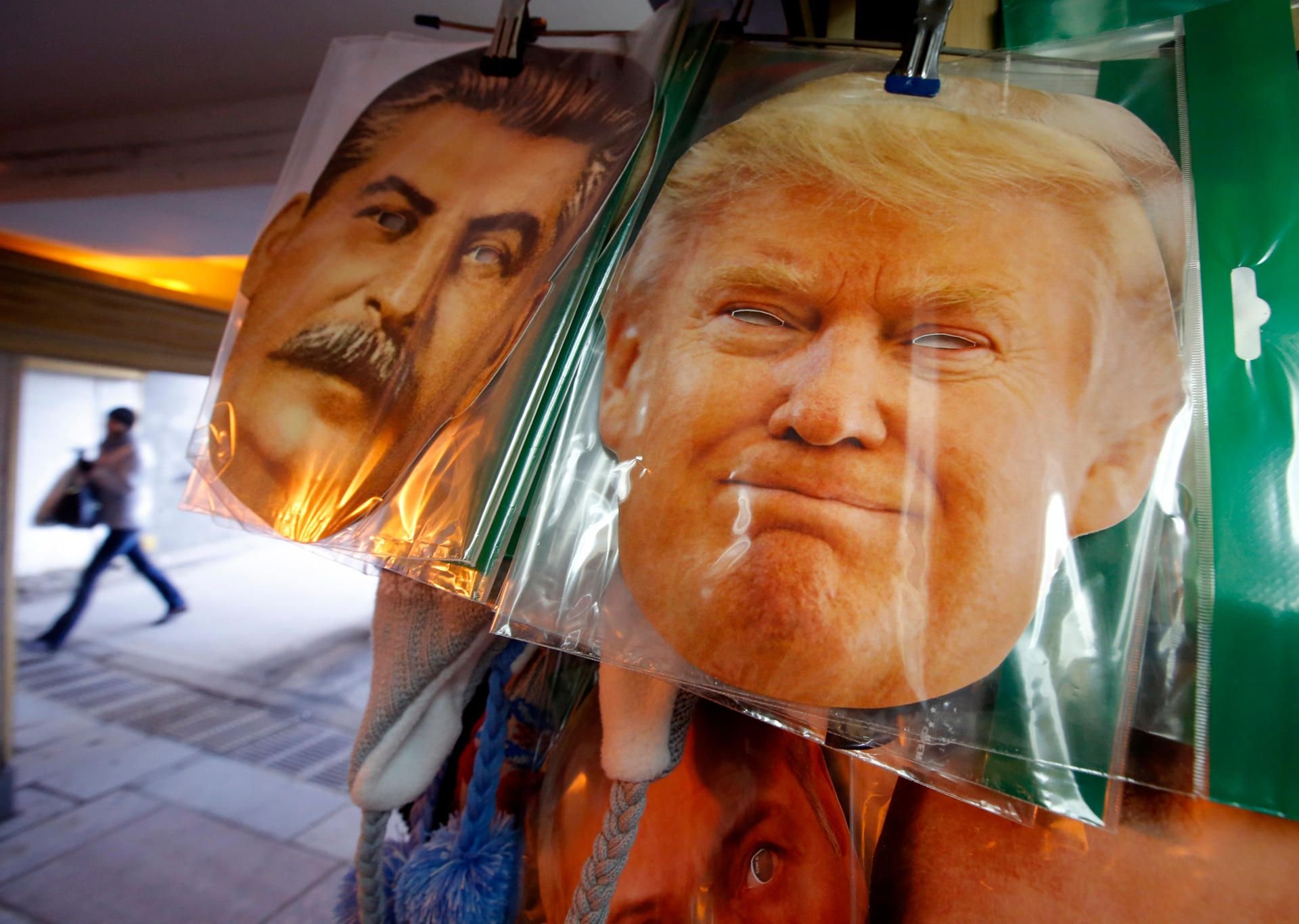 In diesem Souvenirshop in St. Petersburg gibt es Stalin- und Trump-Masken.
