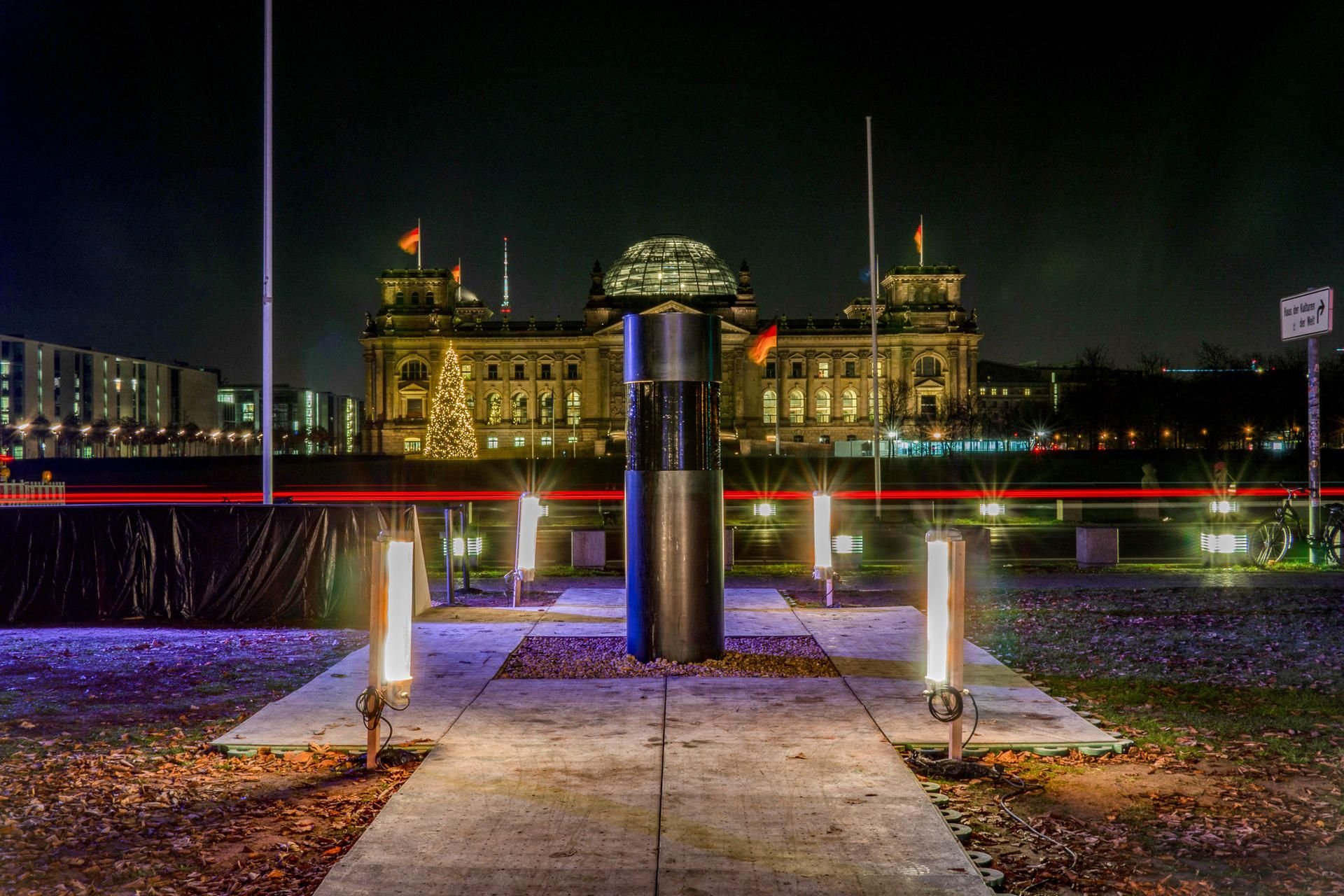 Das gläserne Kernstück der Säule, die vom Künstlerkollektiv „Zentrum für politische Schönheit“ (ZPS) im Regierungsviertel aufgestellt wurde, ist mit schwarzem Klebeband blickdicht abgeklebt