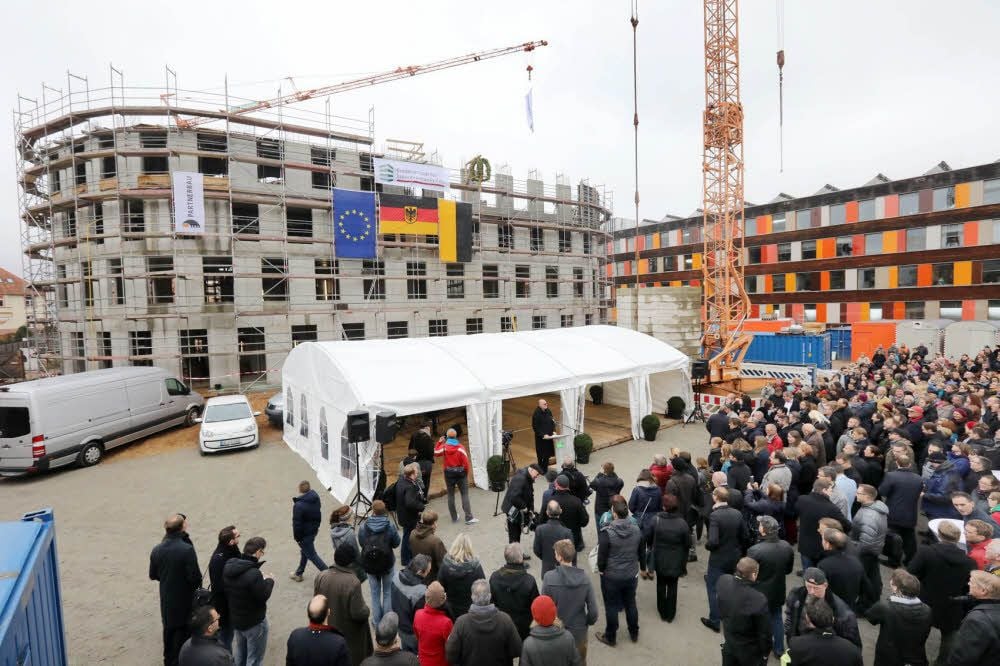 Der noch graue Neubau neben dem bunten Hauptgebäude des Umweltbundesamtes: Etwa 14 Millionen Euro werden investiert.