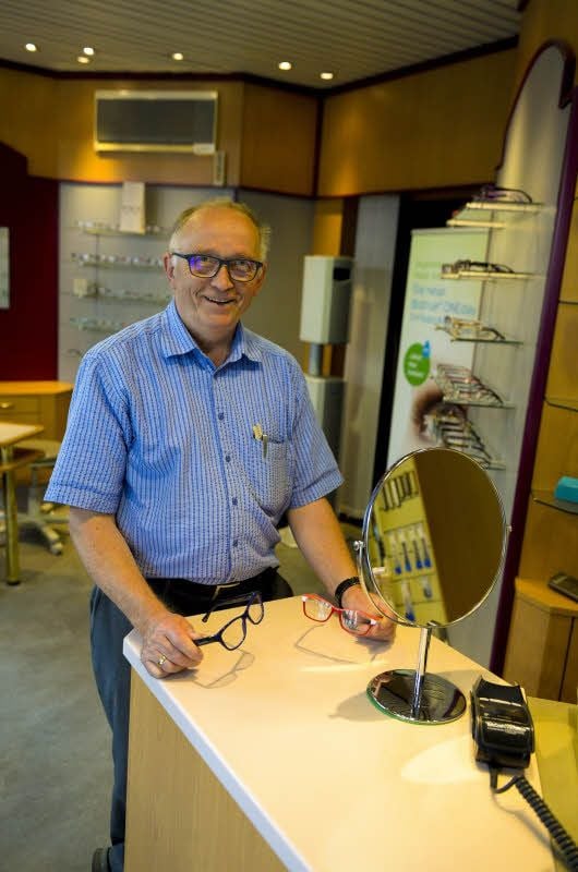 Augenoptiker Volkmar Maul hat den Wandel der Straße miterlebt.