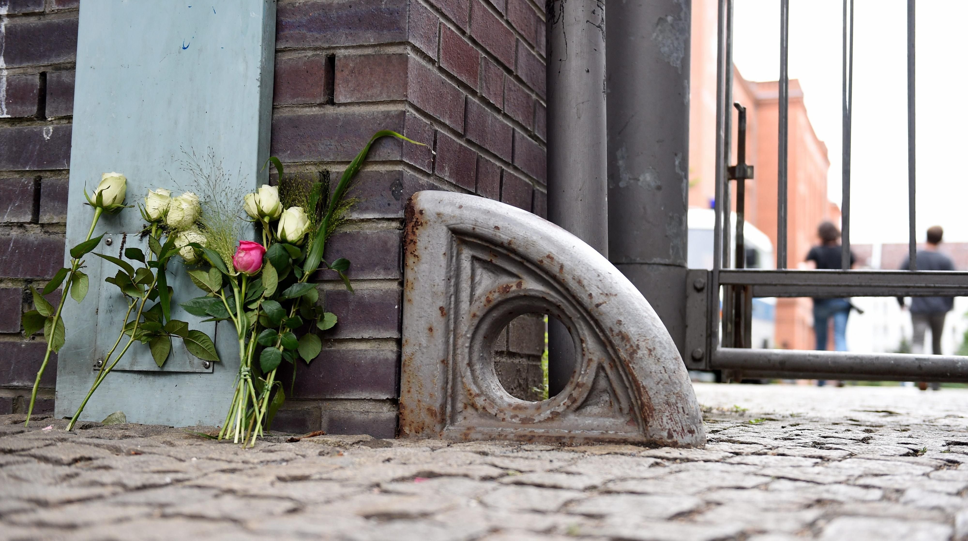 Rosen sind am 15.07.2016 vor dem Gelände der Paula-Fürst-Gemeinschaftsschule in Berlin abgelegt.