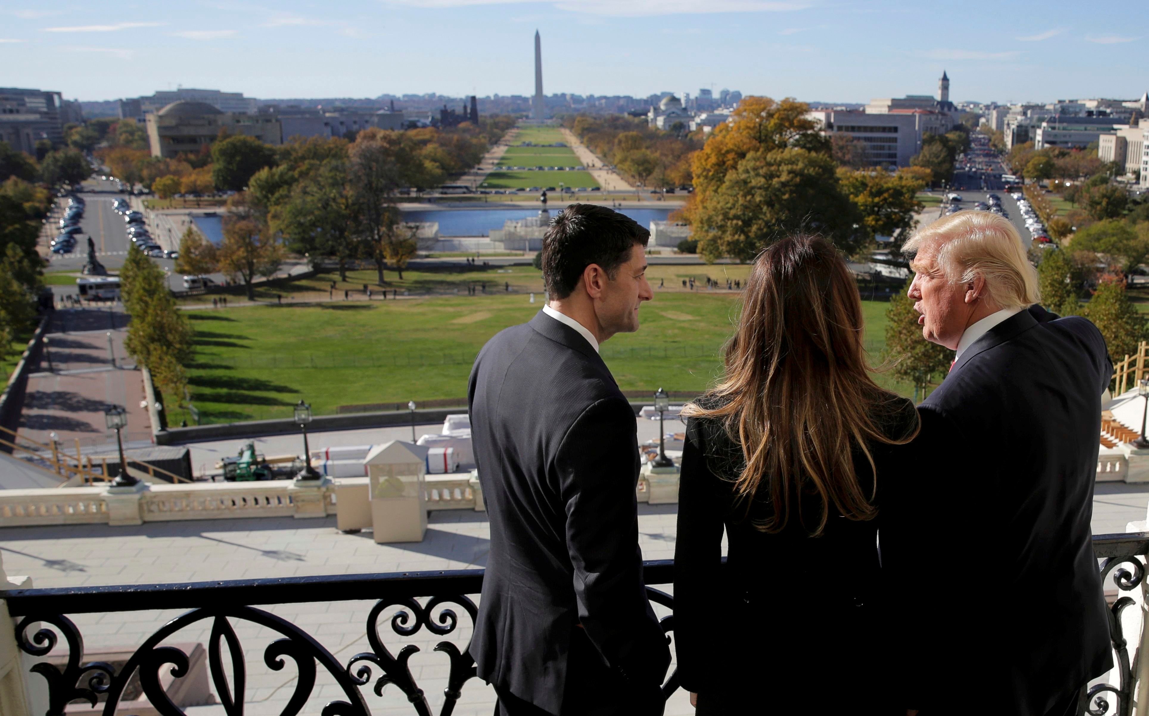 Donald Trump mit seiner Frau Melania und dem Sprecher des Repräsentantenhauses Paul Ryan auf dem Balkon des US-Kongresses.
