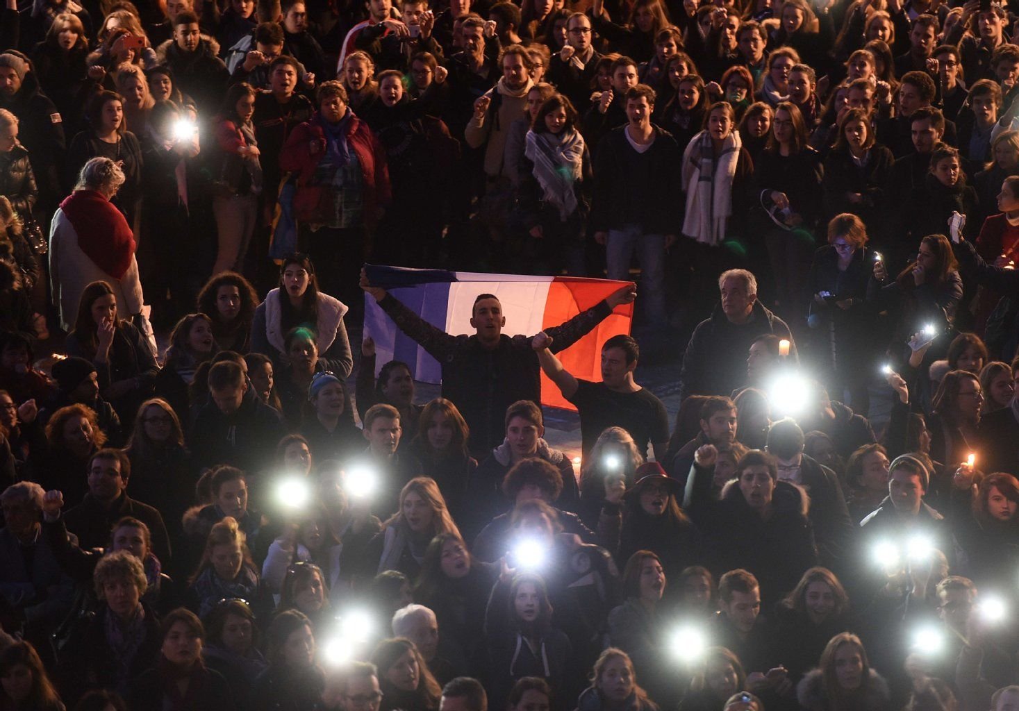 Menschen vor dem Capitol in Toulouse.