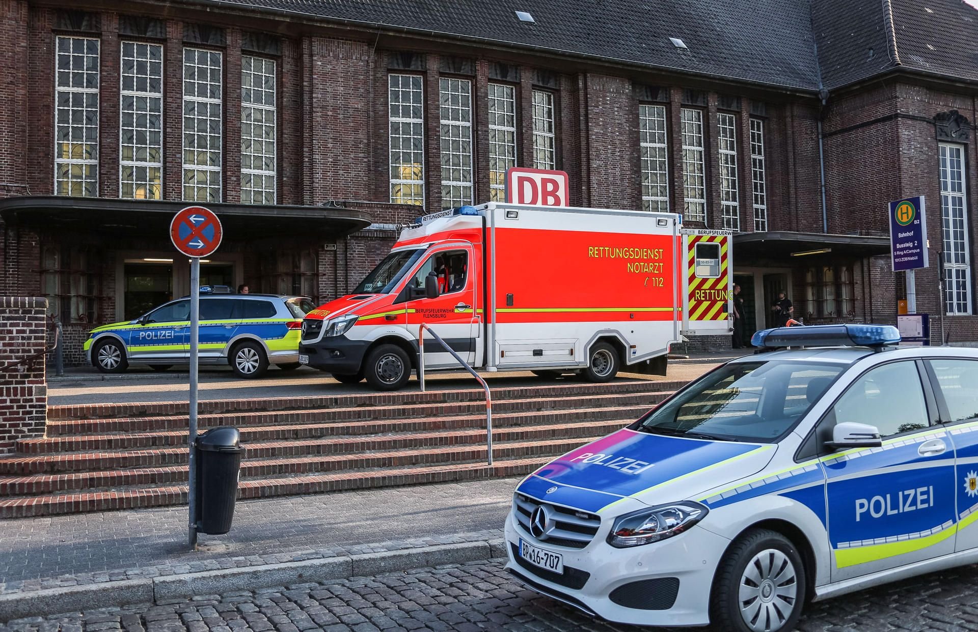 Einsatzfahrzeuge vor dem Bahnhof in Flensburg