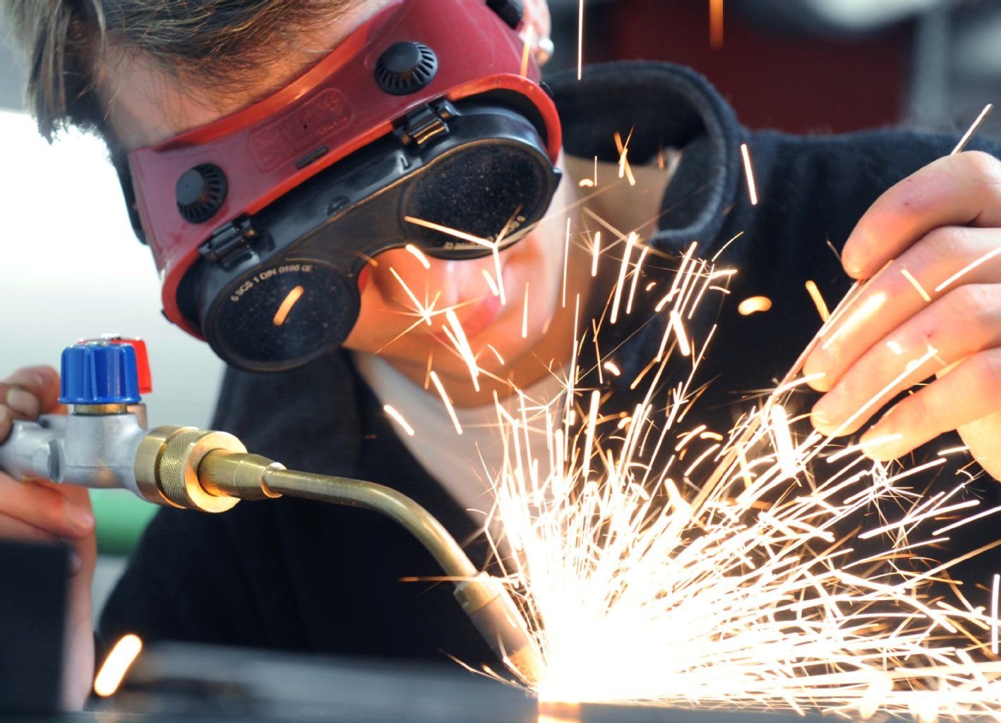 Während einer Ausbildung soll dem Lehrling ein Beruf in Theorie und Praxis beigebracht werden. Die praktischen Fähigkeiten erlernen die Lehrlinge im Betrieb. (Symbolbild)