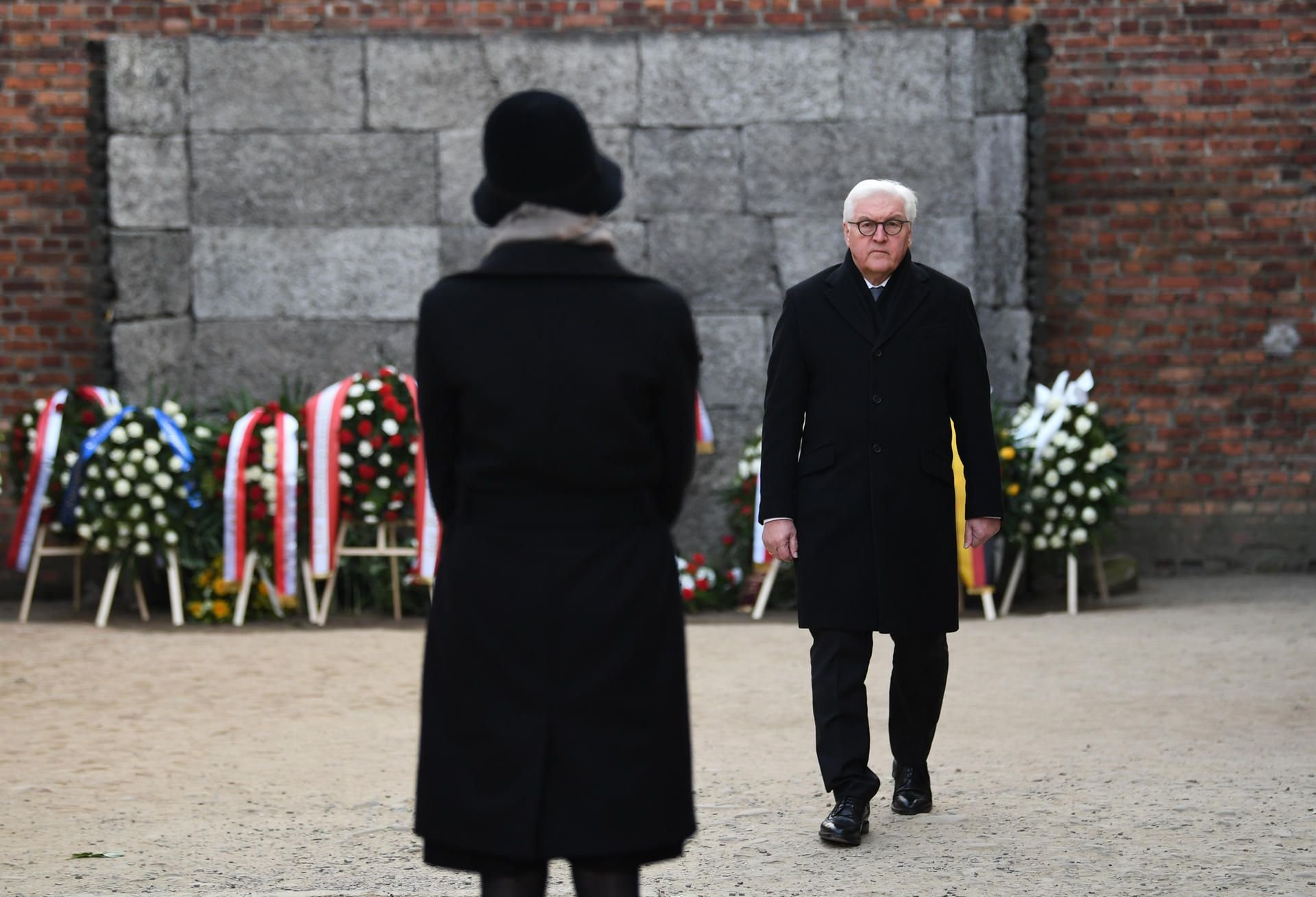 Bundespräsident Frank-Walter Steinmeier und seine Frau Elke Büdenbender legen bei der Gedenkfeier zum 75. Jahrestag der Befreiung des ehemaligen deutschen Konzentrationslagers Auschwitz einen Kranz an der Todeswand nieder.