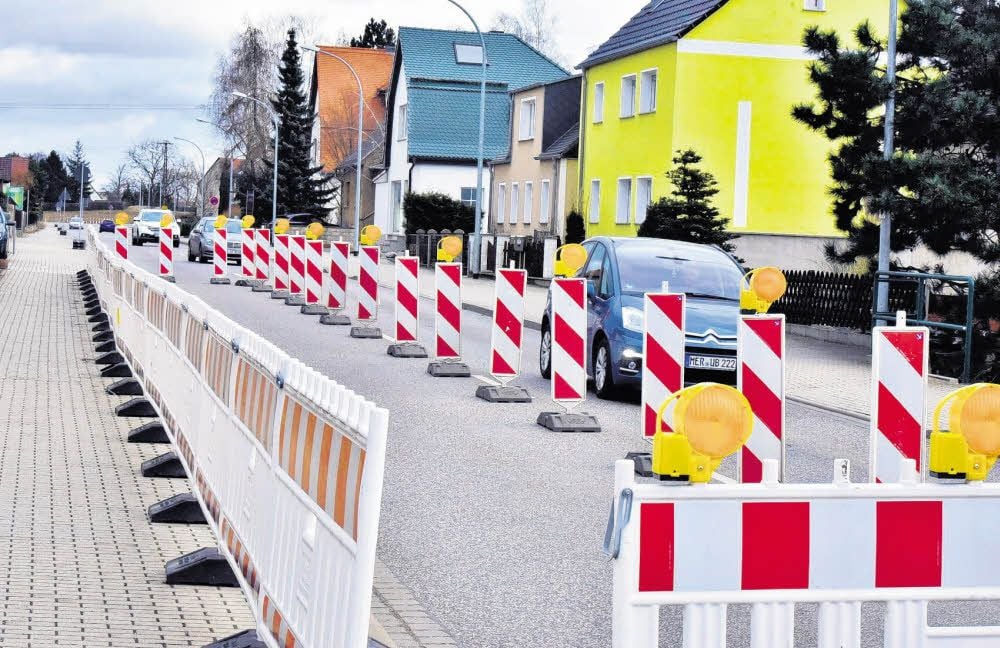 Das ist die Sperrung, um die es in Borau geht. Fahrer müssen oft lange warten, bis sie vorbeifahren können. Das frustriert viele.