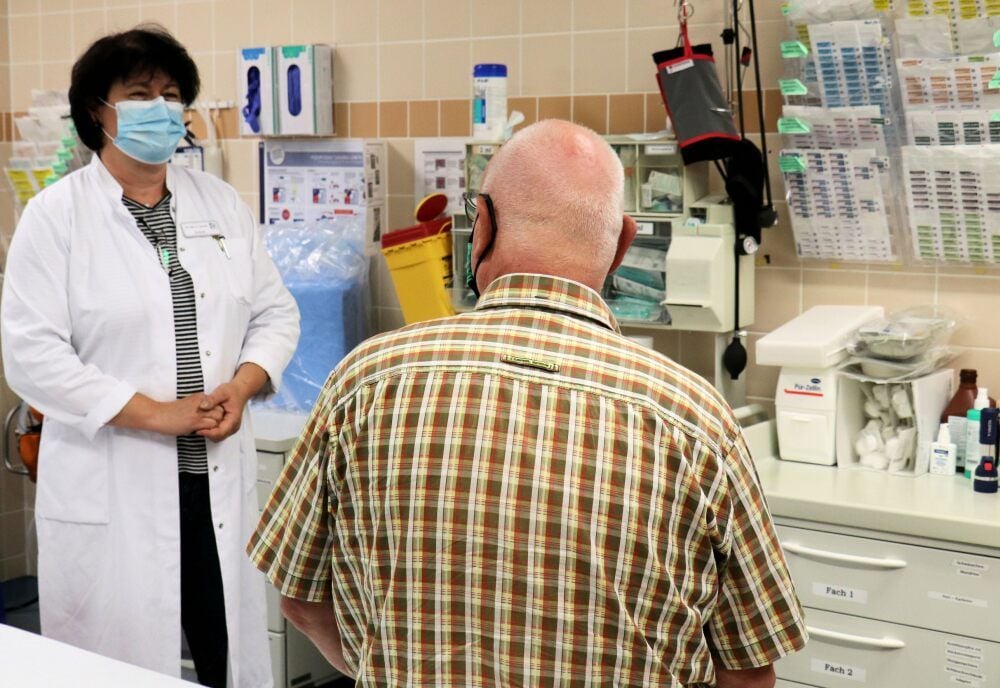 Dr. Kathrin Conrad, Chefärztin der Lungenklinik Ballenstedt, im Gespräch mit einem Patienten, der an Covid-19 erkrankt war.