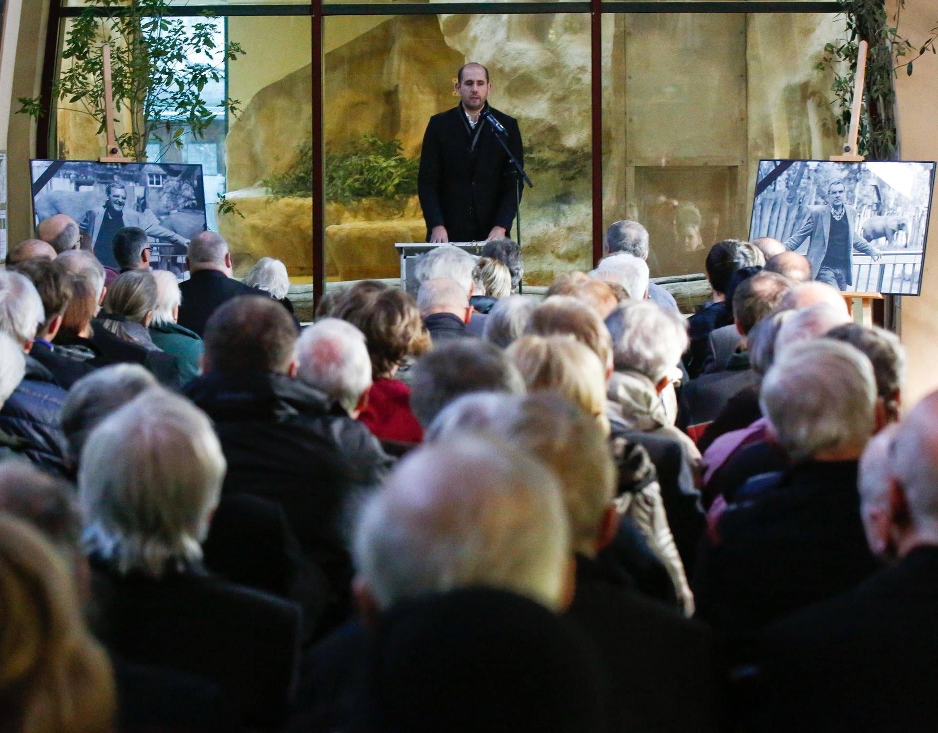 Trauerfeier für den verstorbenen ehemaligen Chef des Bergzoos in Halle im Raubtierhaus. Zoodirektor Dennis Müller (Foto) hielt eine kurze Ansprache.