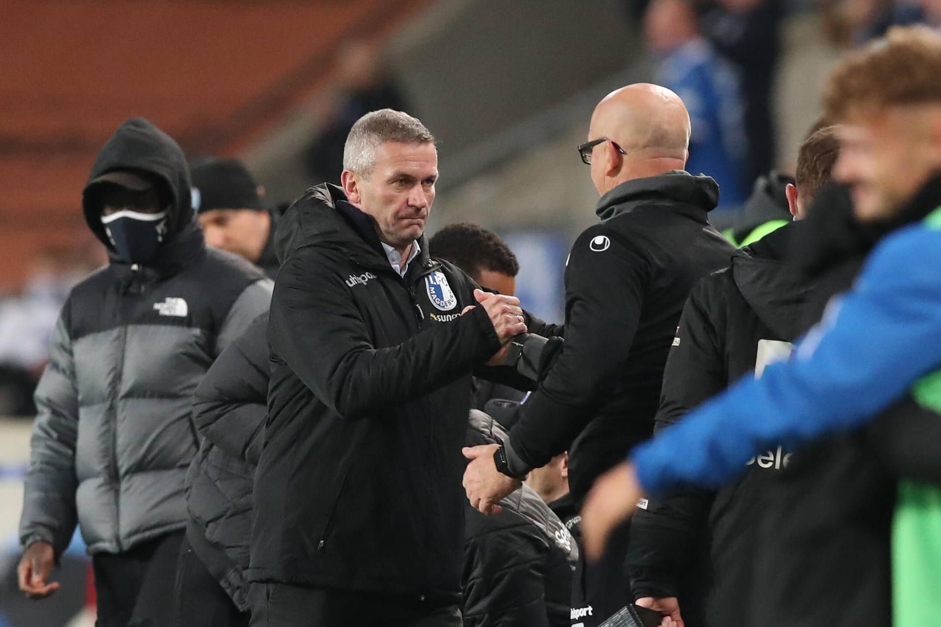 Mario Kallnik (l.) hält beim FCM weiter an Trainer Thomas Hoßmang fest.