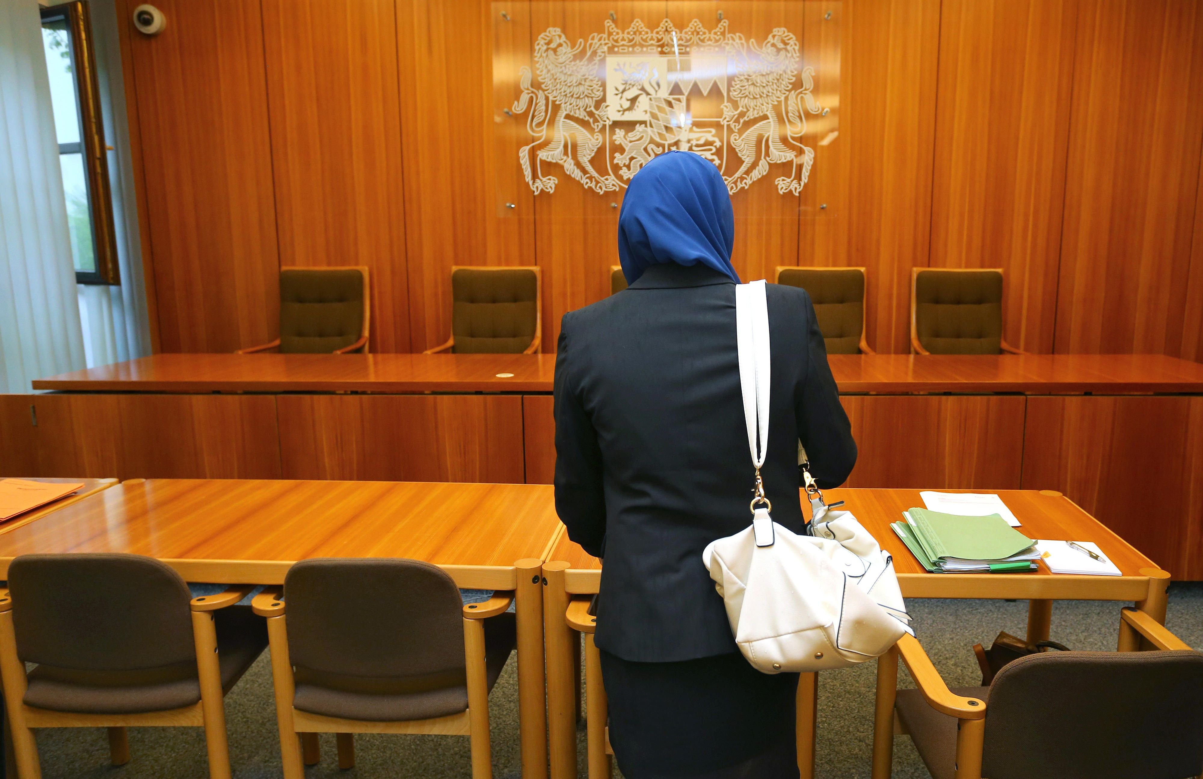 Das Augsburger Verwaltungsgericht hatte Ende Juni ein Kopftuchverbot für Rechtsreferendarinnen für unzulässig erklärt.