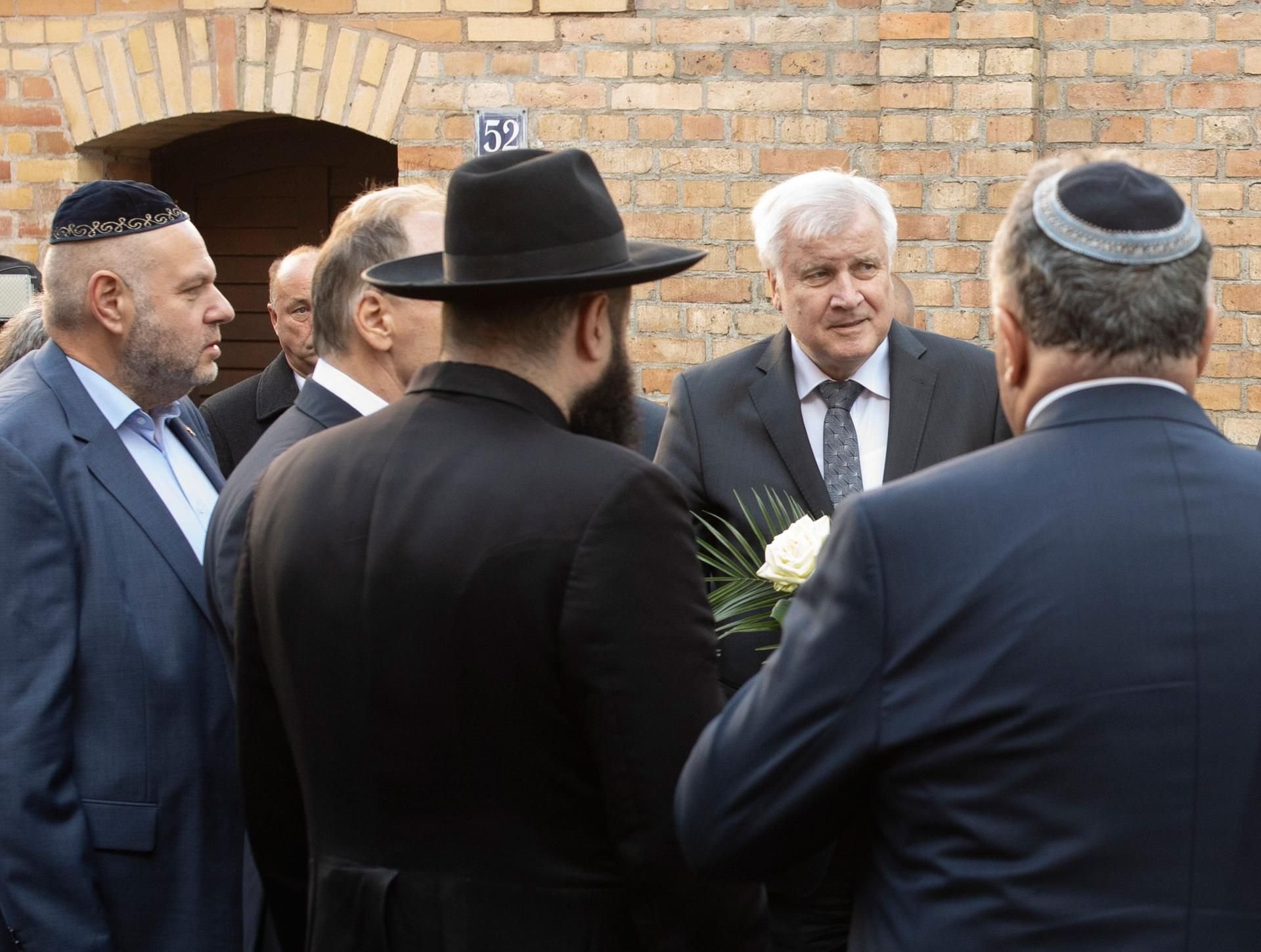 Bundesinnenminister Horst Seehofer an der Synagoge in Halle, die Ziel eines Anschlags am Mittwoch war.