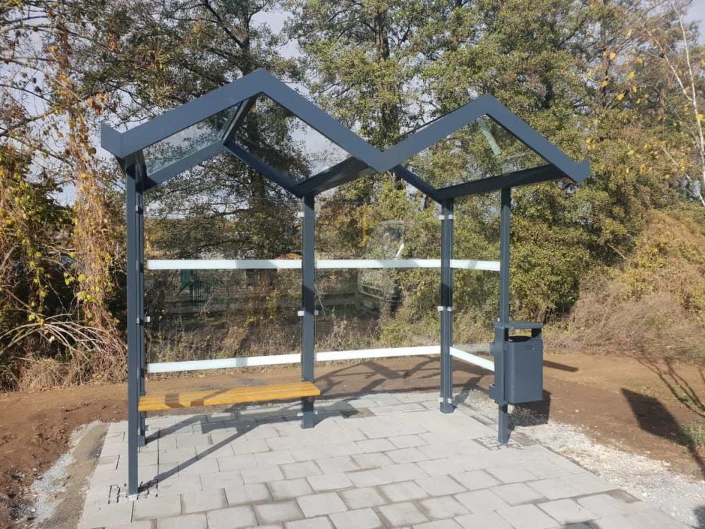 Eine der Wartehallen, wie sie bei Pönicke Wartehallen Bau in Ballenstedt hergestellt werden.