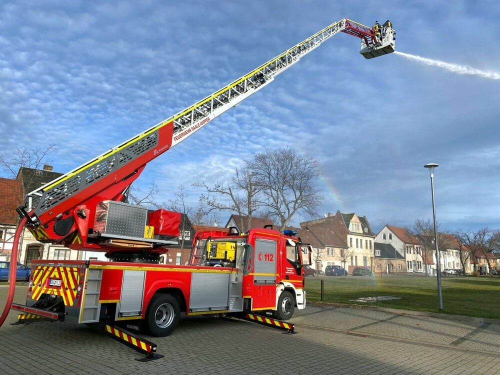 Bis zu 32 Meter kann der Korb des Drehleiterfahrzeug DLK 23/12 ausgefahren werden.