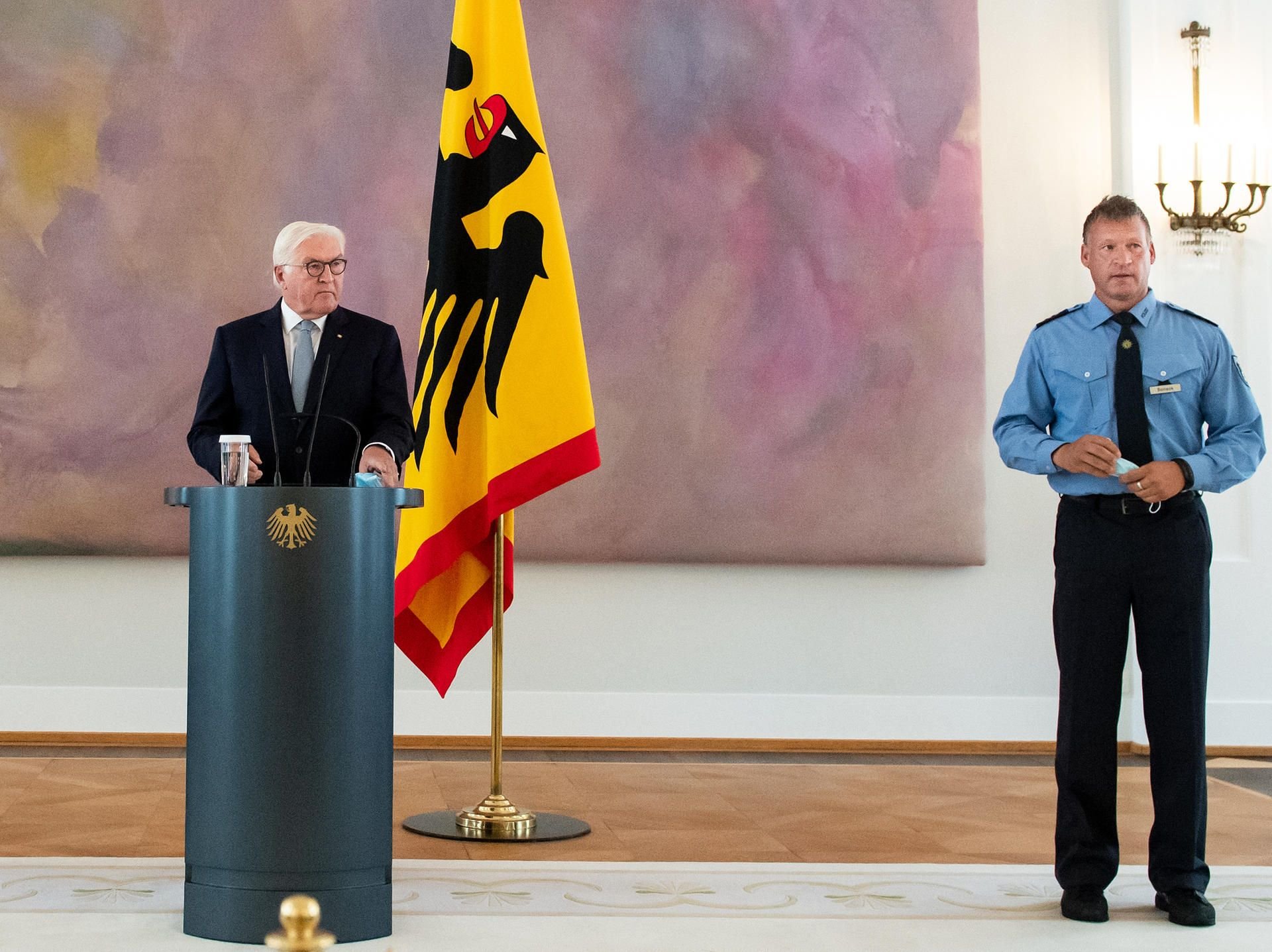 Frank-Walter Steinmeier hat der Polizei für ihren Einsatz bei der Corona-Demo in Berlin gedankt. Polizeihauptkommissar Karsten Bonack war auch dabei.