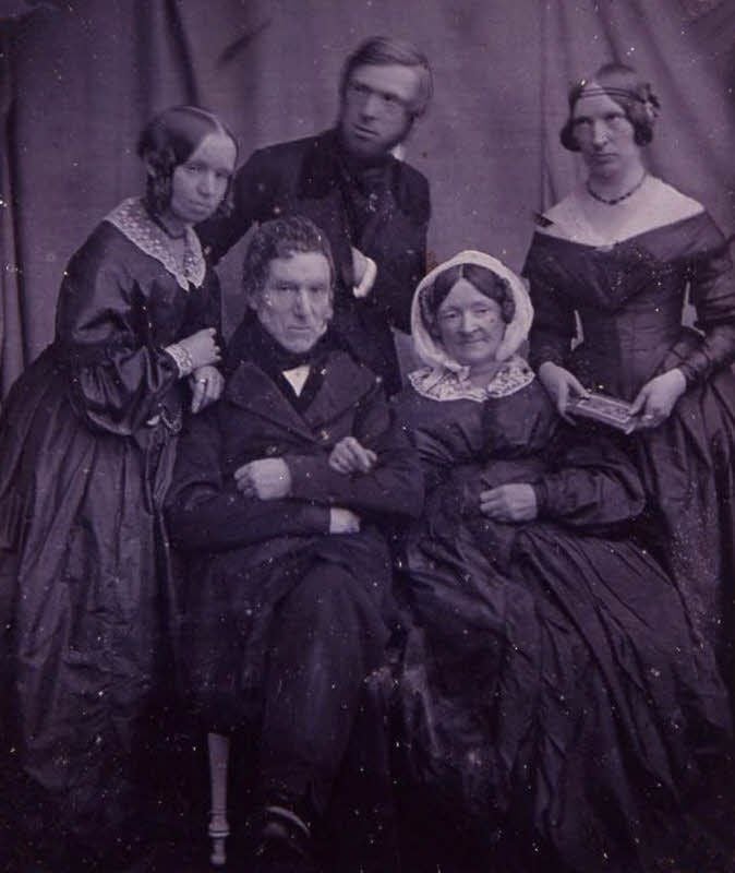 Schulter an Schulter, Arm in Arm: im Vordergrund Ferdinand und Caroline Beneke, im Hintergrund die Kinder Minna, Otto und Emma (von links nach rechts) auf einer Daguerreotypie von 1844