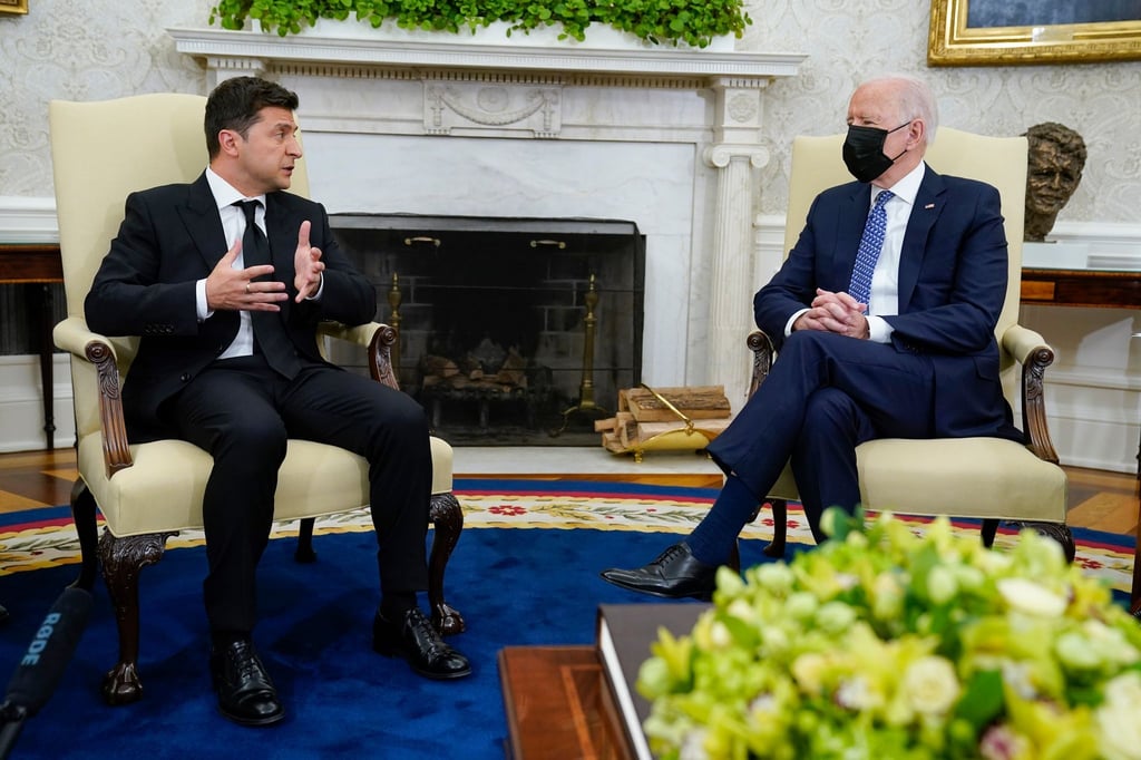 US-Präsident Joe Biden (r) spricht im Oval Office mit dem ukrainischen Präsidenten Wolodymyr Selenskyj.