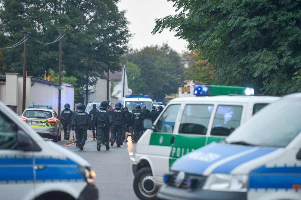 Ein Großaufgebot der Polizei sicherte in Köthen eine Demonstration ab. Über der Stadt kreiste ein Hubschrauber.